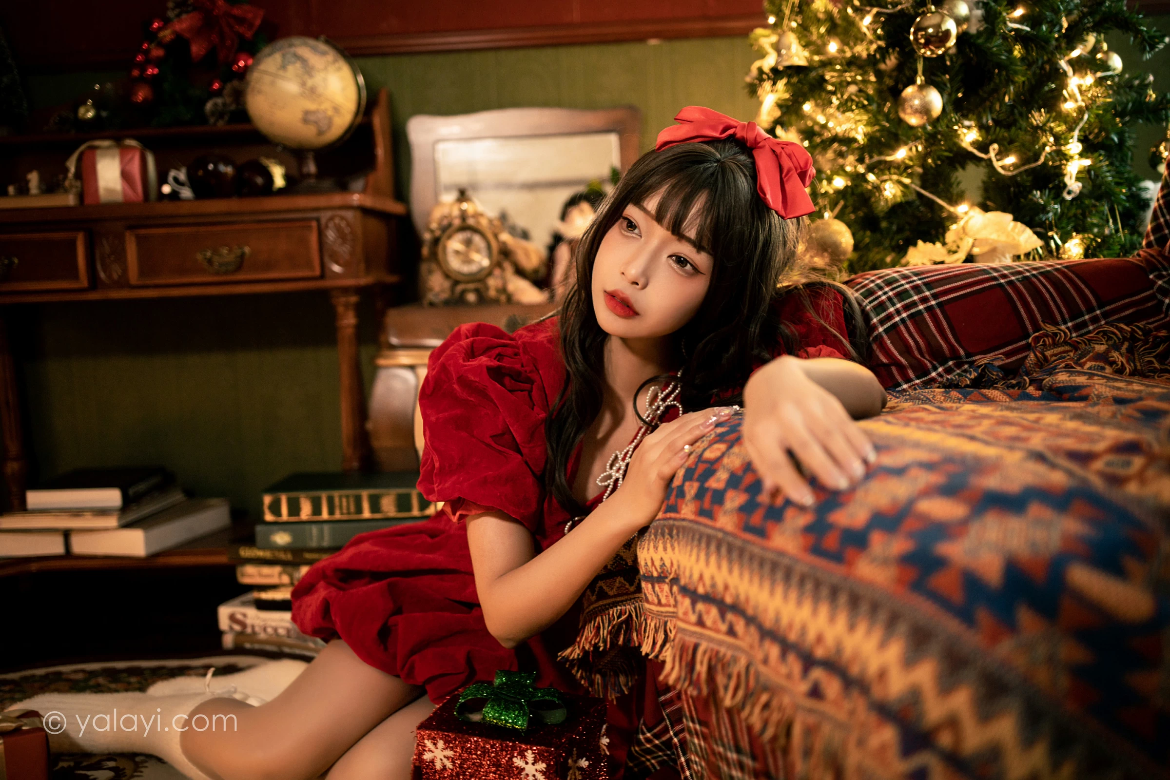 [YALAYI雅拉伊]2021.12.20 快乐圣诞 阿禾 红色休闲连衣裙加白色绵袜居家私房写真集第9张