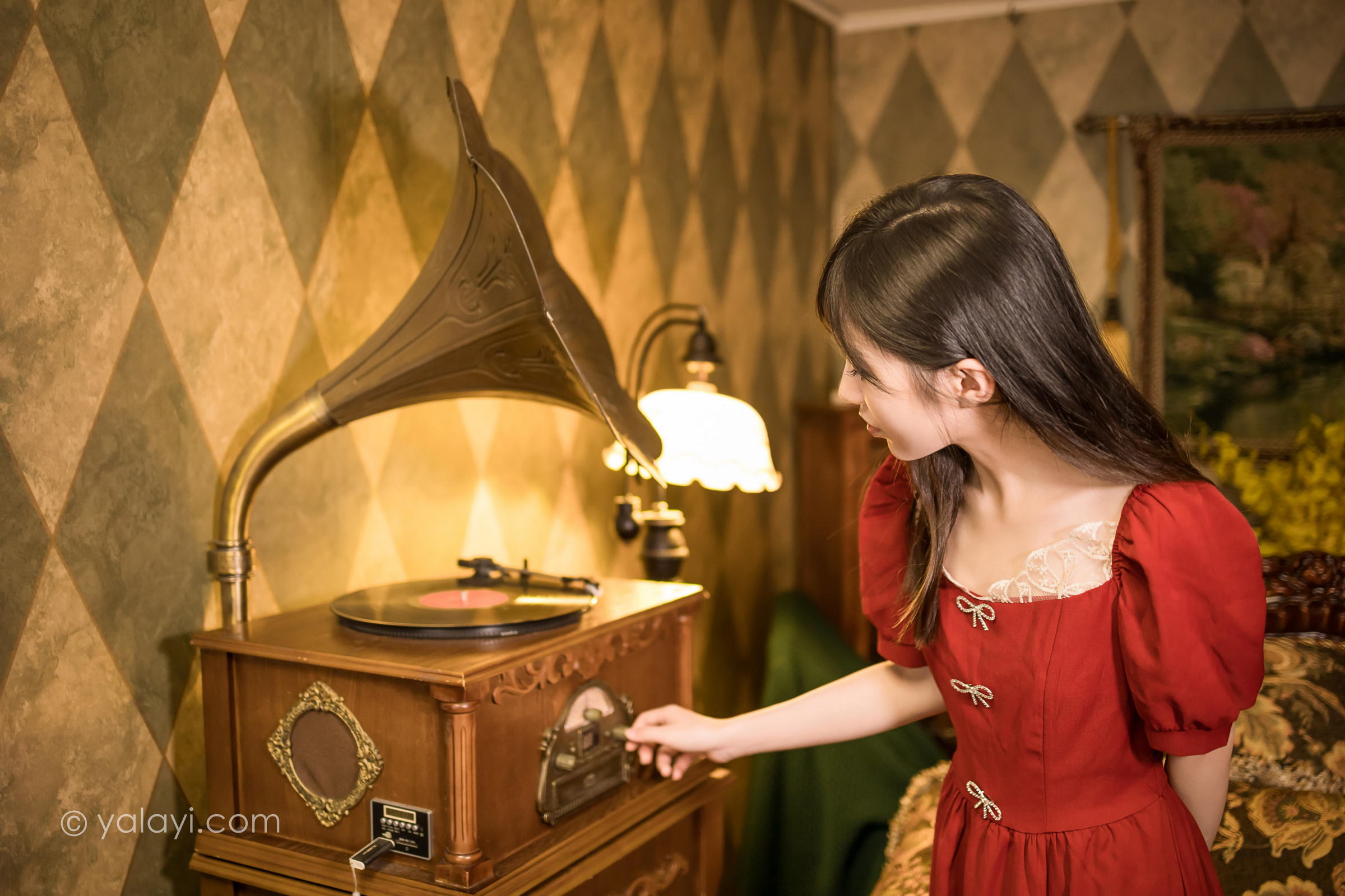 [YALAYI雅拉伊]2022.07.24 永不凋零 小乔 红色短袖连衣裙居家清纯写真集第10张