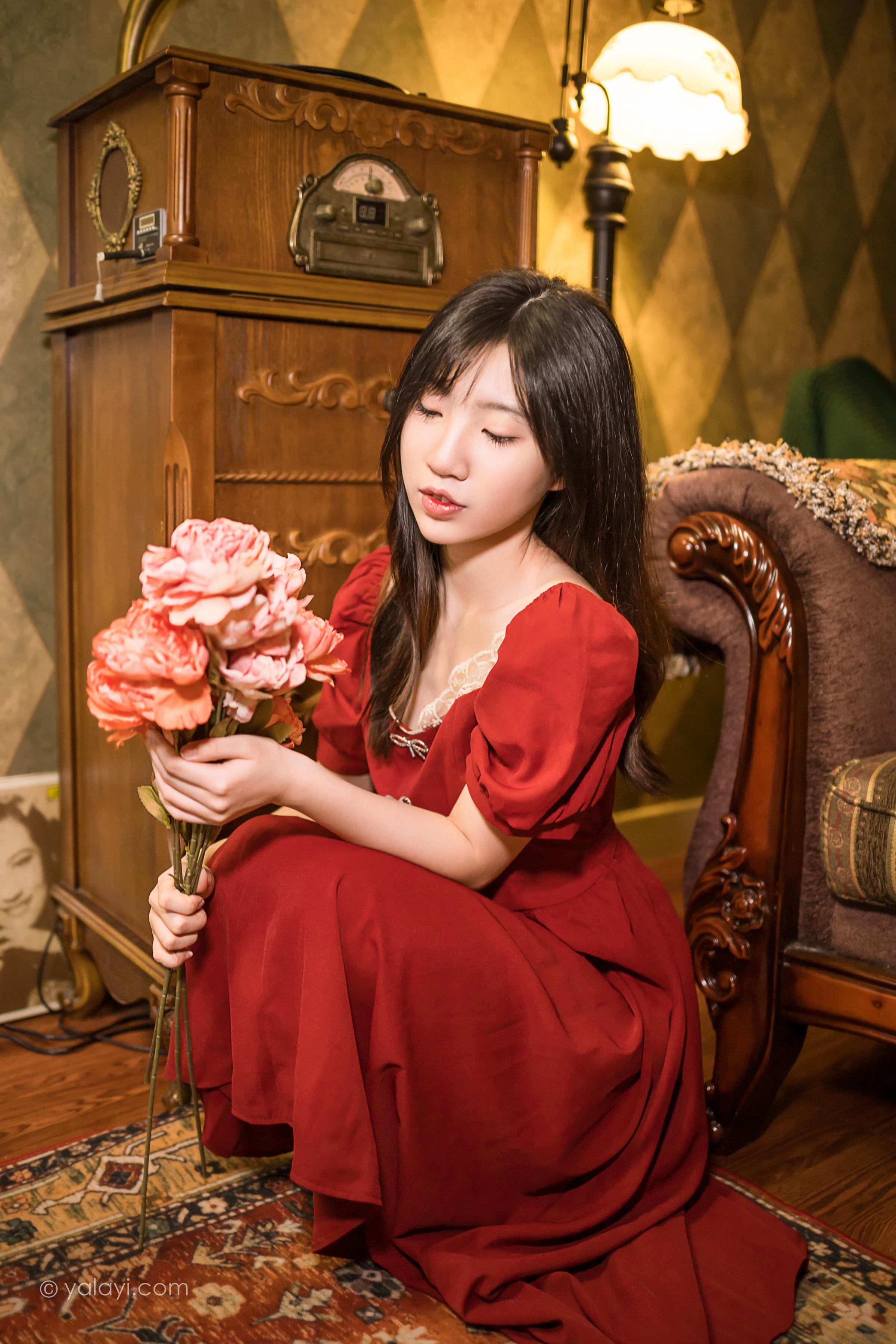 [YALAYI雅拉伊]2022.07.24 永不凋零 小乔 红色短袖连衣裙居家清纯写真集第11张