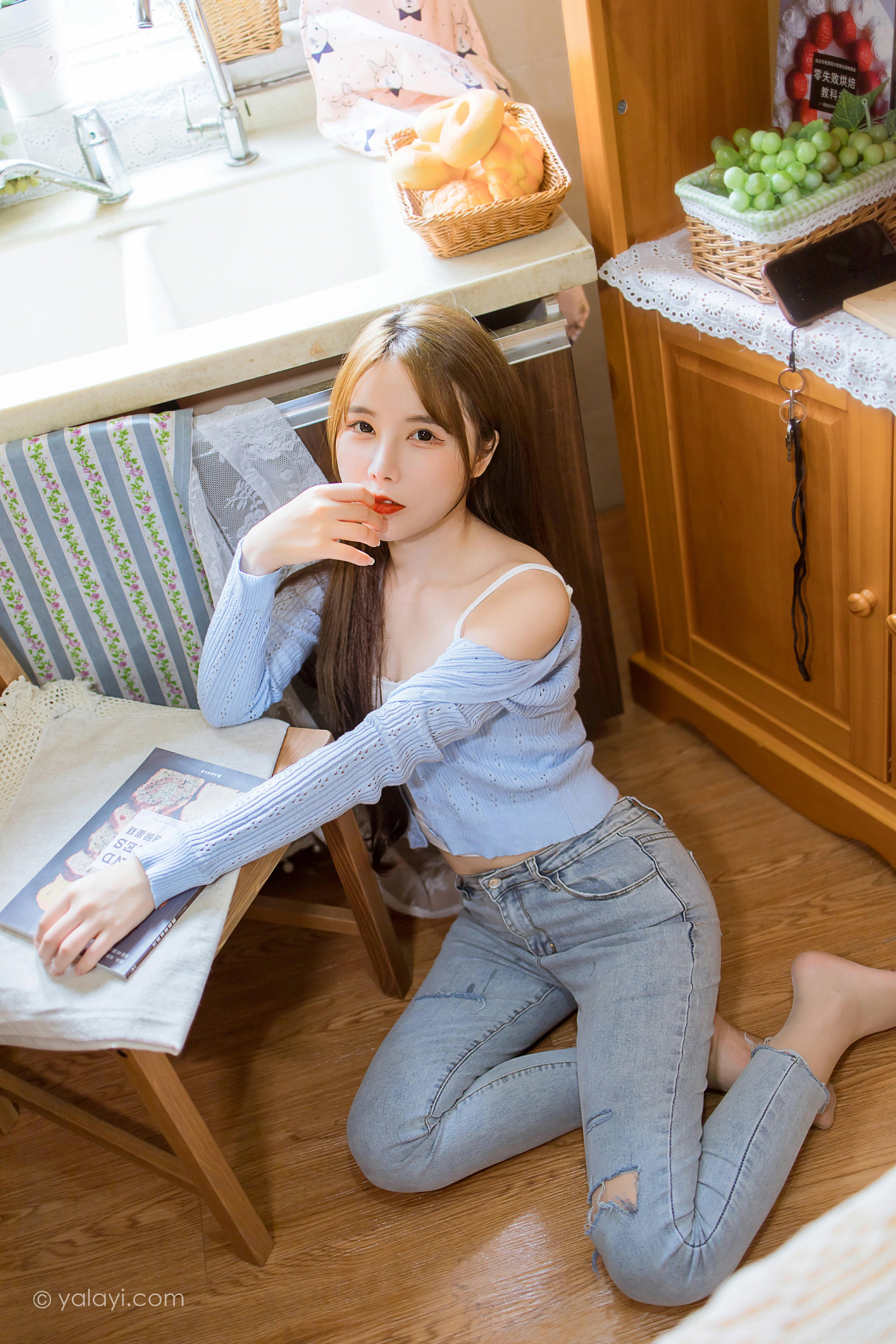 [YALAYI雅拉伊]NO.799 唯有美食不可辜负 钰慧 白色性感小背心加紧身牛仔裤写真集第3张
