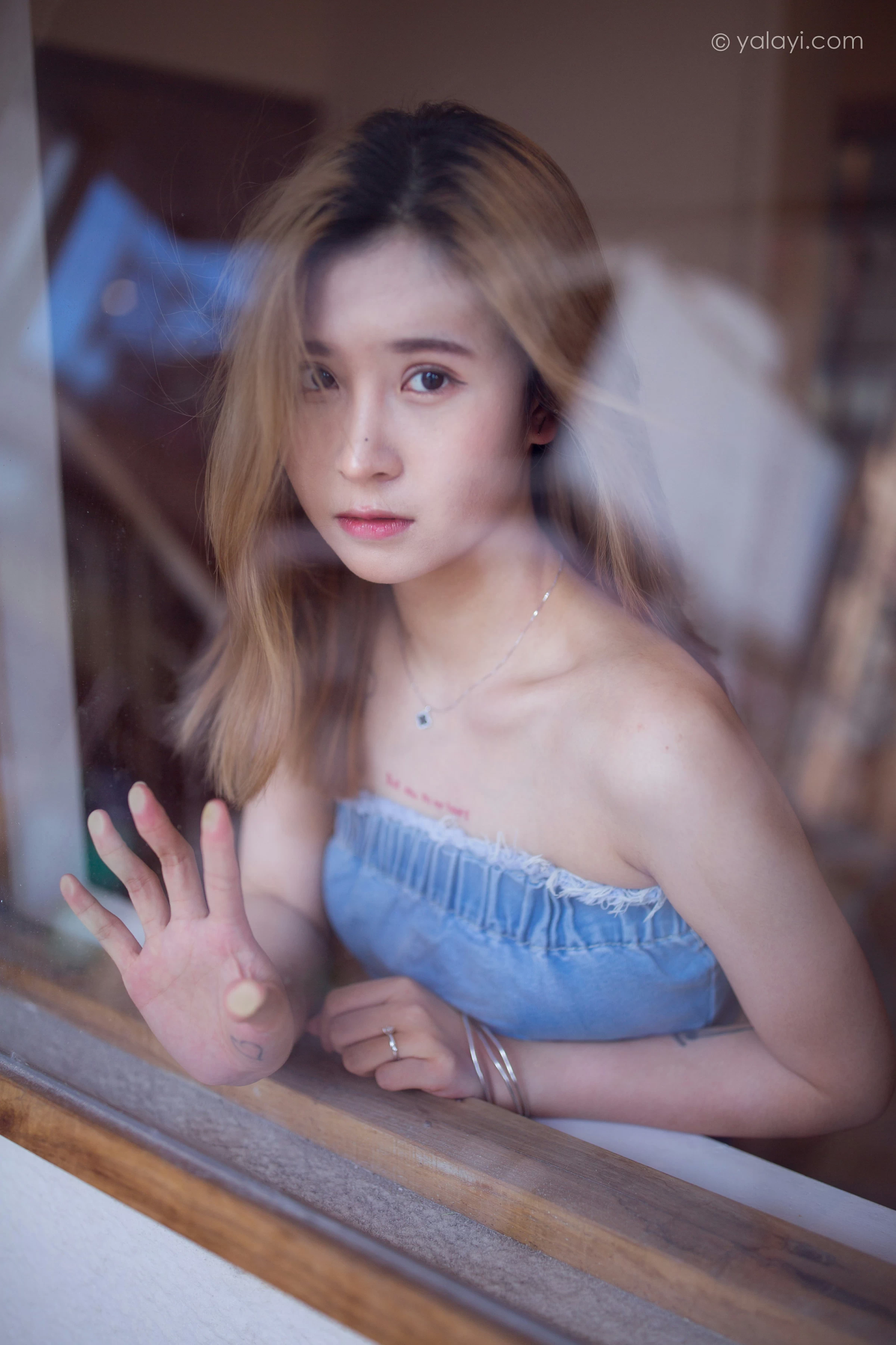 [YALAYI雅拉伊]NO.703 《那时在午后》 梦涵 牛仔抹胸连衣裙居家私房写真集第13张