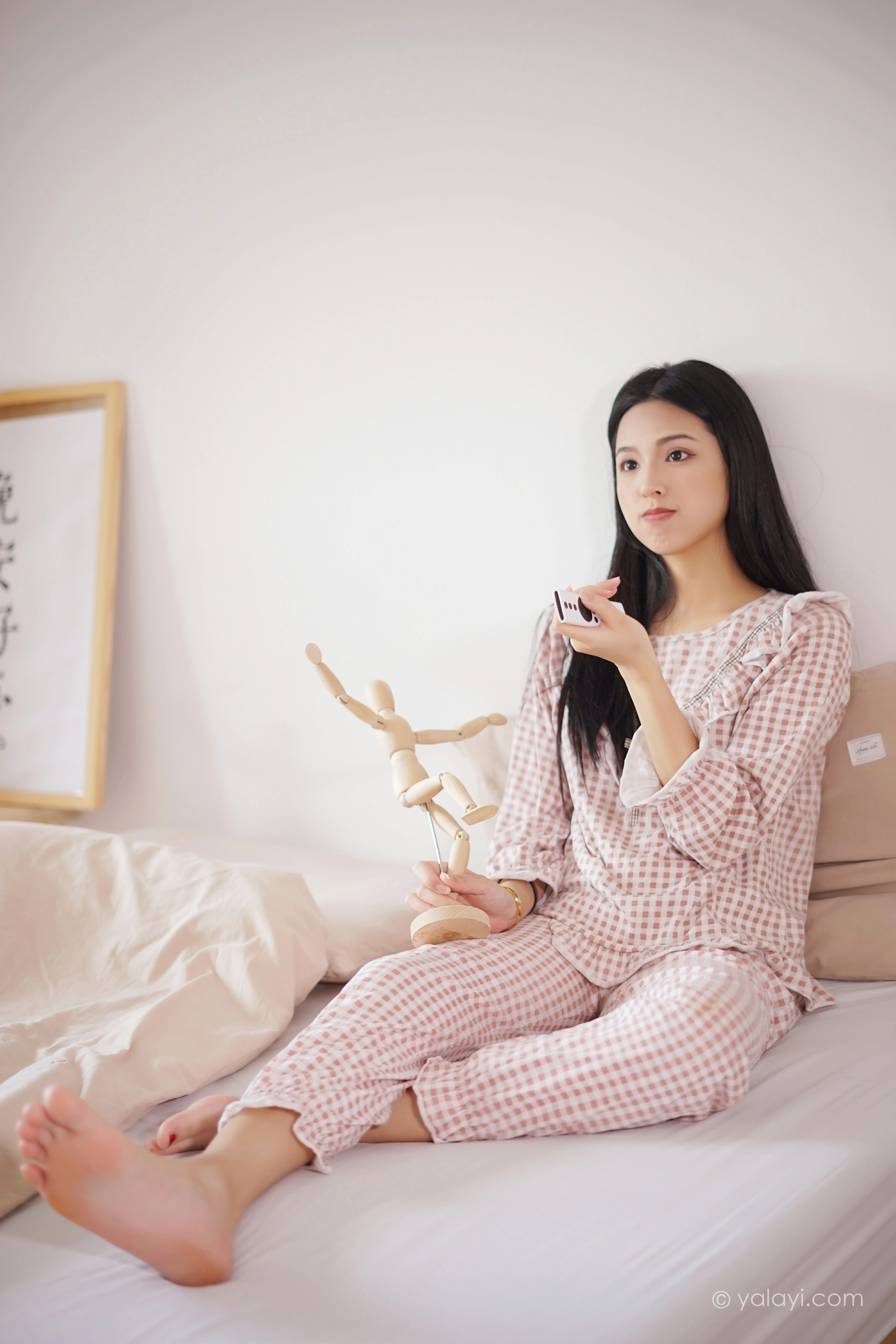 [YALAYI雅拉伊]NO.843 在家千日好 溪若 粉色睡衣加睡裤清纯可爱私房写真集第2张