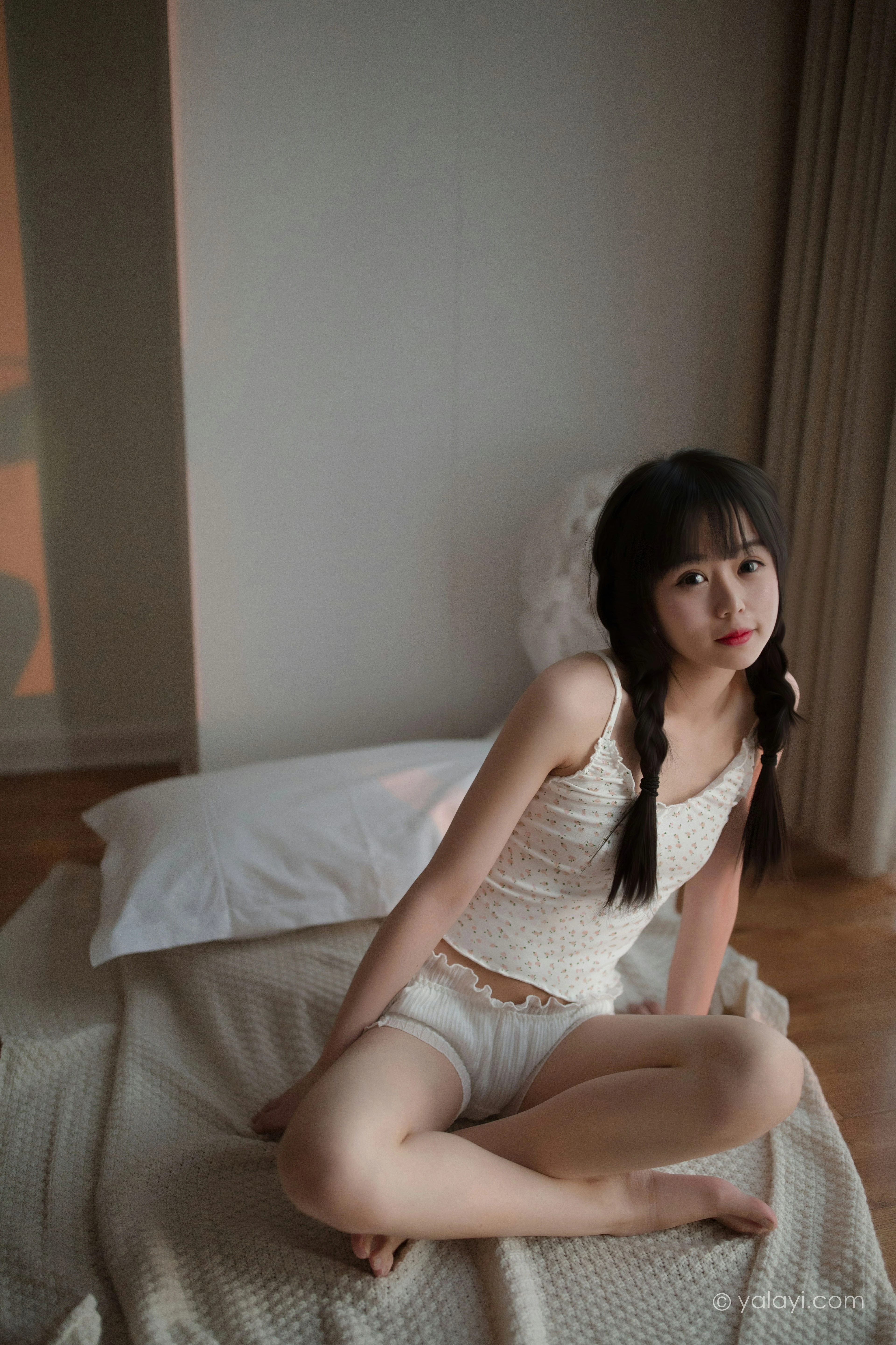 [YALAYI雅拉伊]NO.755 零零后少女 小乖 性感小背心与白色浴袍私房写真集第5张