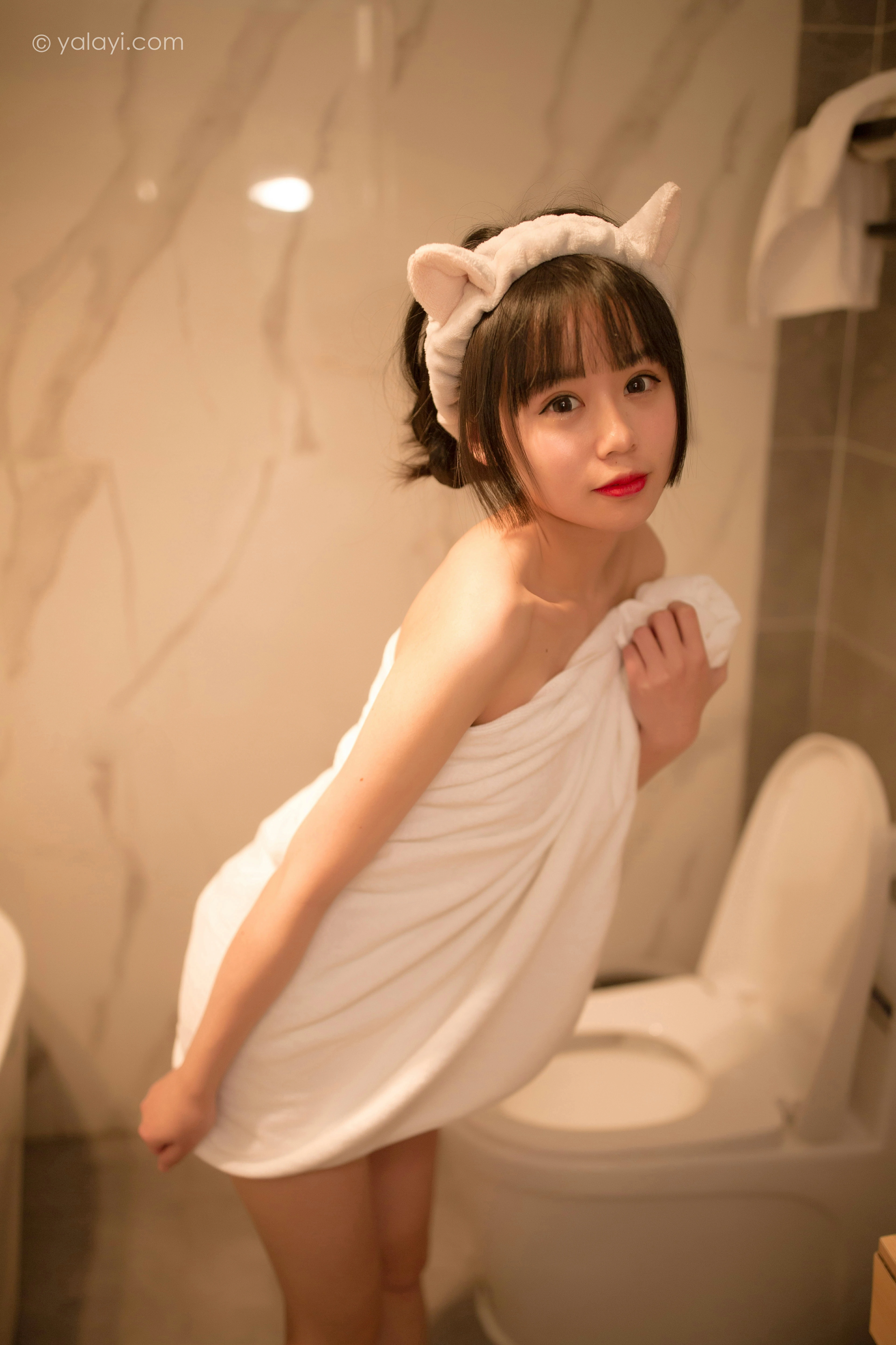 [YALAYI雅拉伊]NO.755 零零后少女 小乖 性感小背心与白色浴袍私房写真集第11张