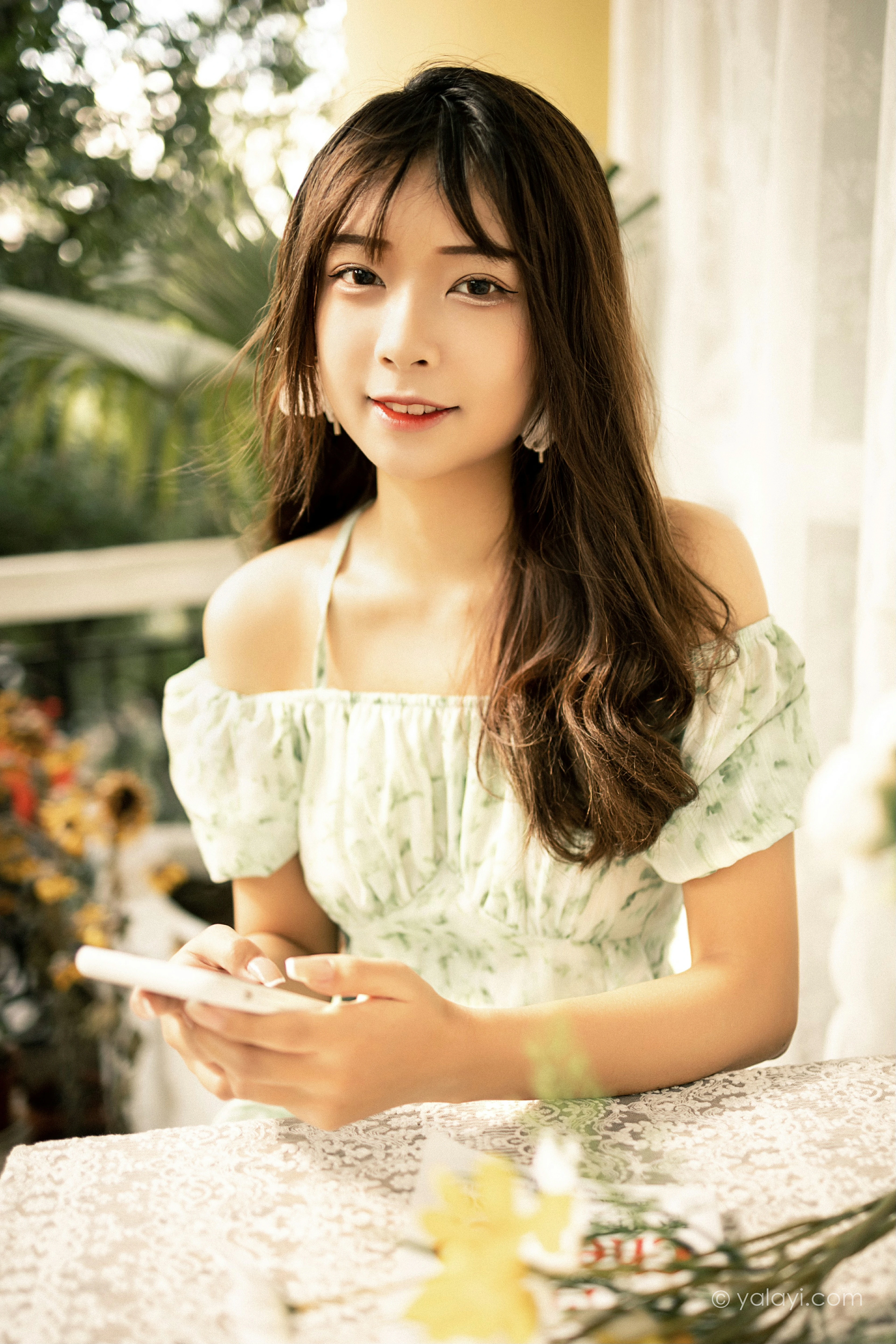 [YALAYI雅拉伊]NO.813 惬意时光 阿禾 白色碎花连衣裙公园写真集第5张