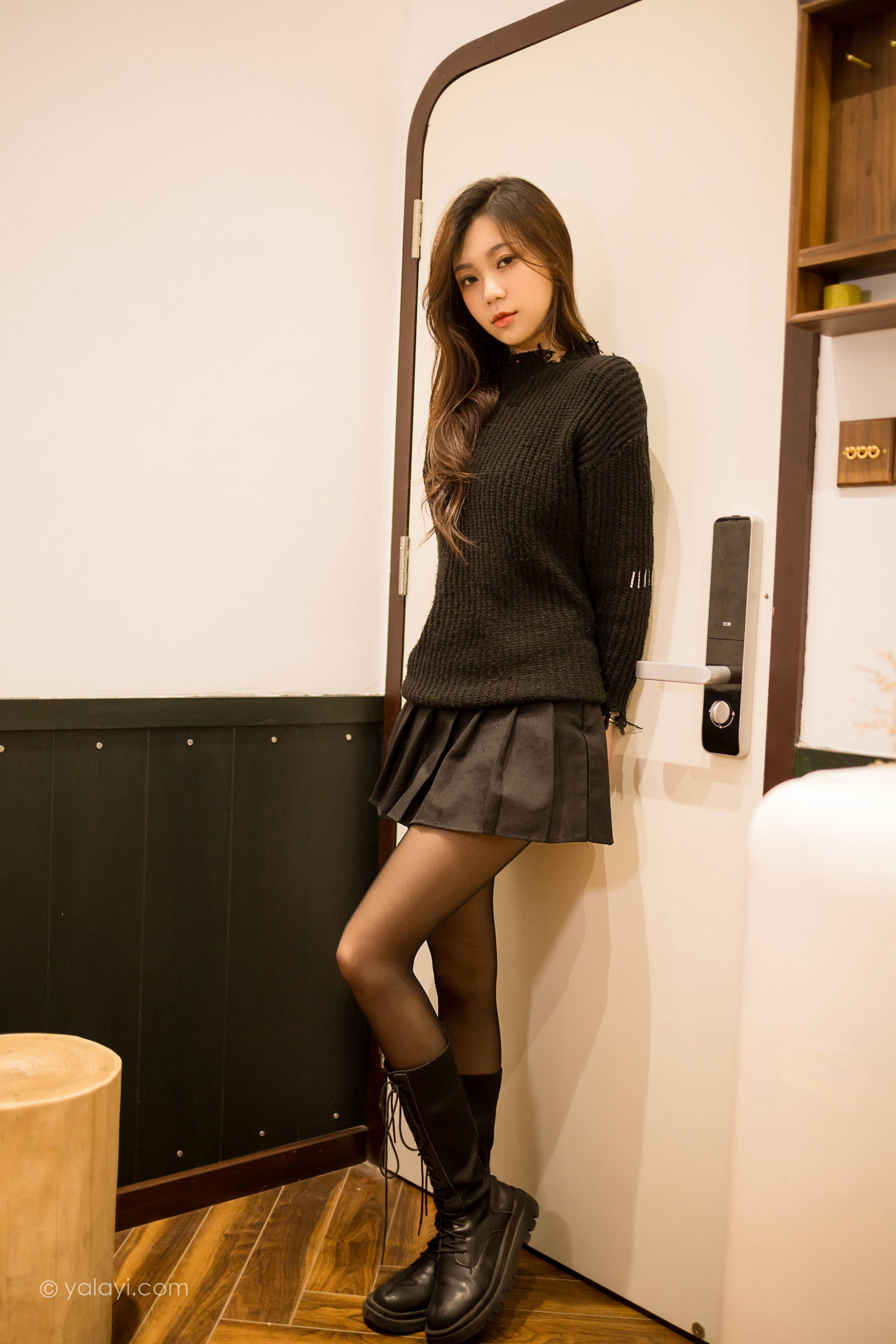 [YALAYI雅拉伊]2022.04.12 成长 梓瑶 黑色毛衣与短裙加黑丝美腿性感私房写真集第9张