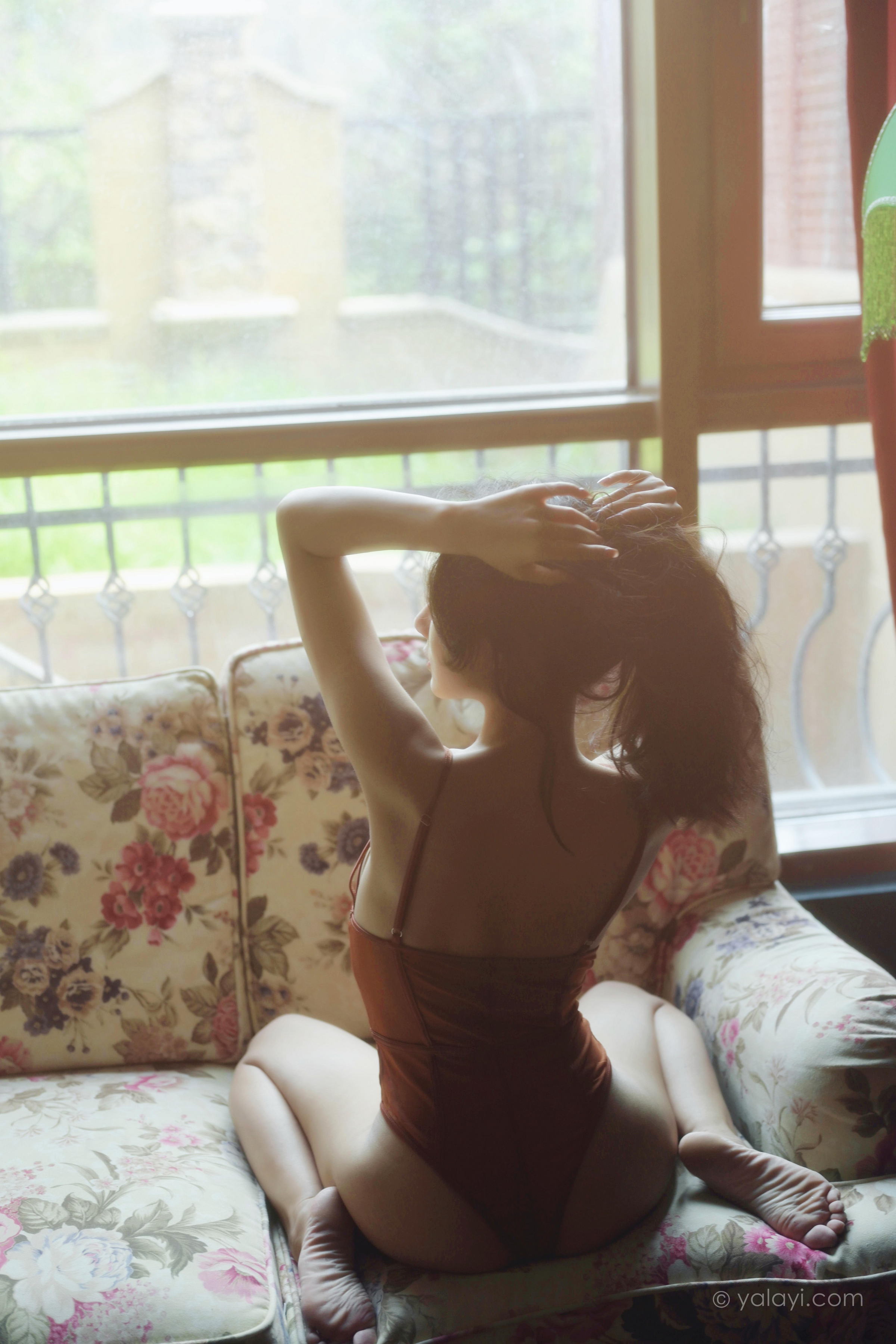 [YALAYI雅拉伊]2022.07.26 忆往昔 何嘉颖 橙色吊带连体内衣性感私房写真集第6张