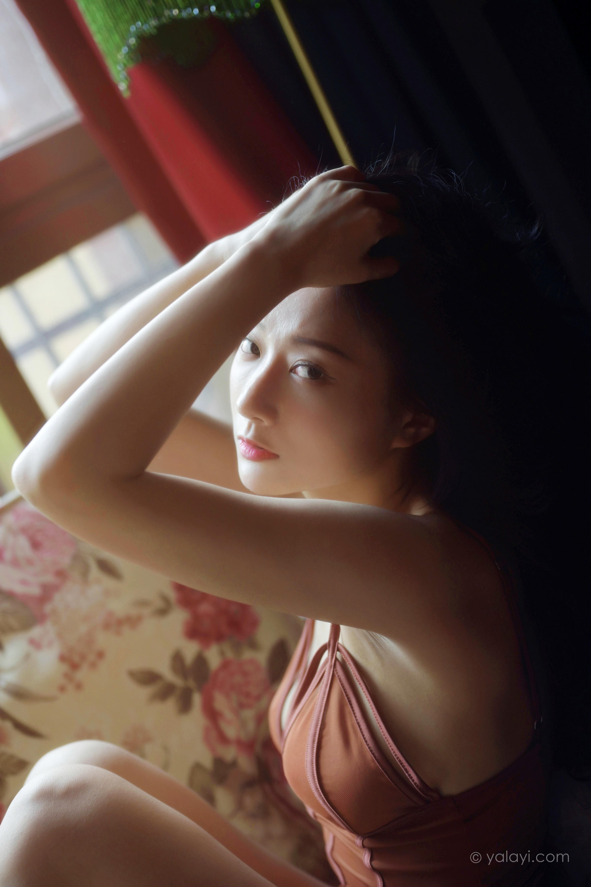 [YALAYI雅拉伊]2022.07.26 忆往昔 何嘉颖 橙色吊带连体内衣性感私房写真集第8张