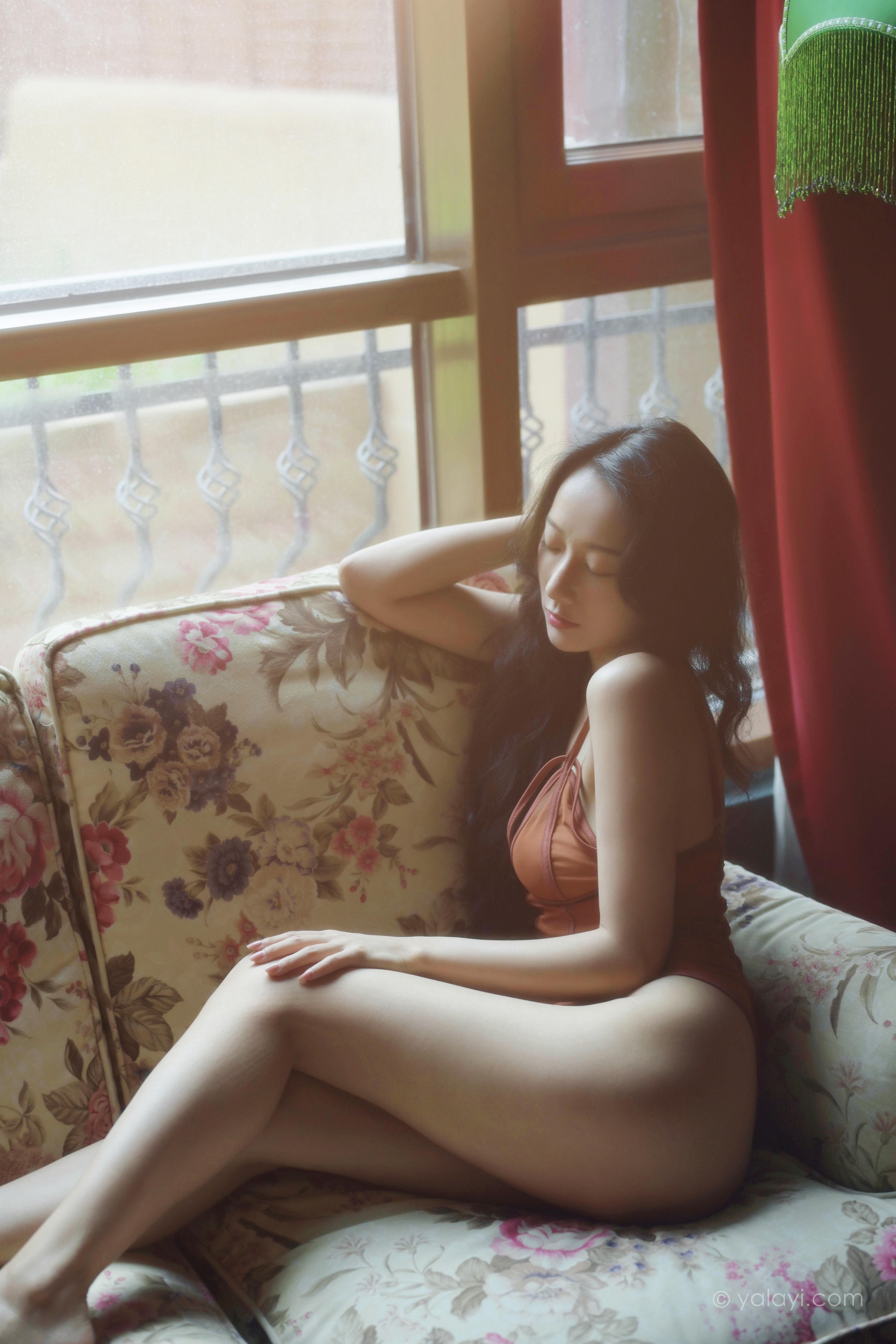 [YALAYI雅拉伊]2022.07.26 忆往昔 何嘉颖 橙色吊带连体内衣性感私房写真集第7张