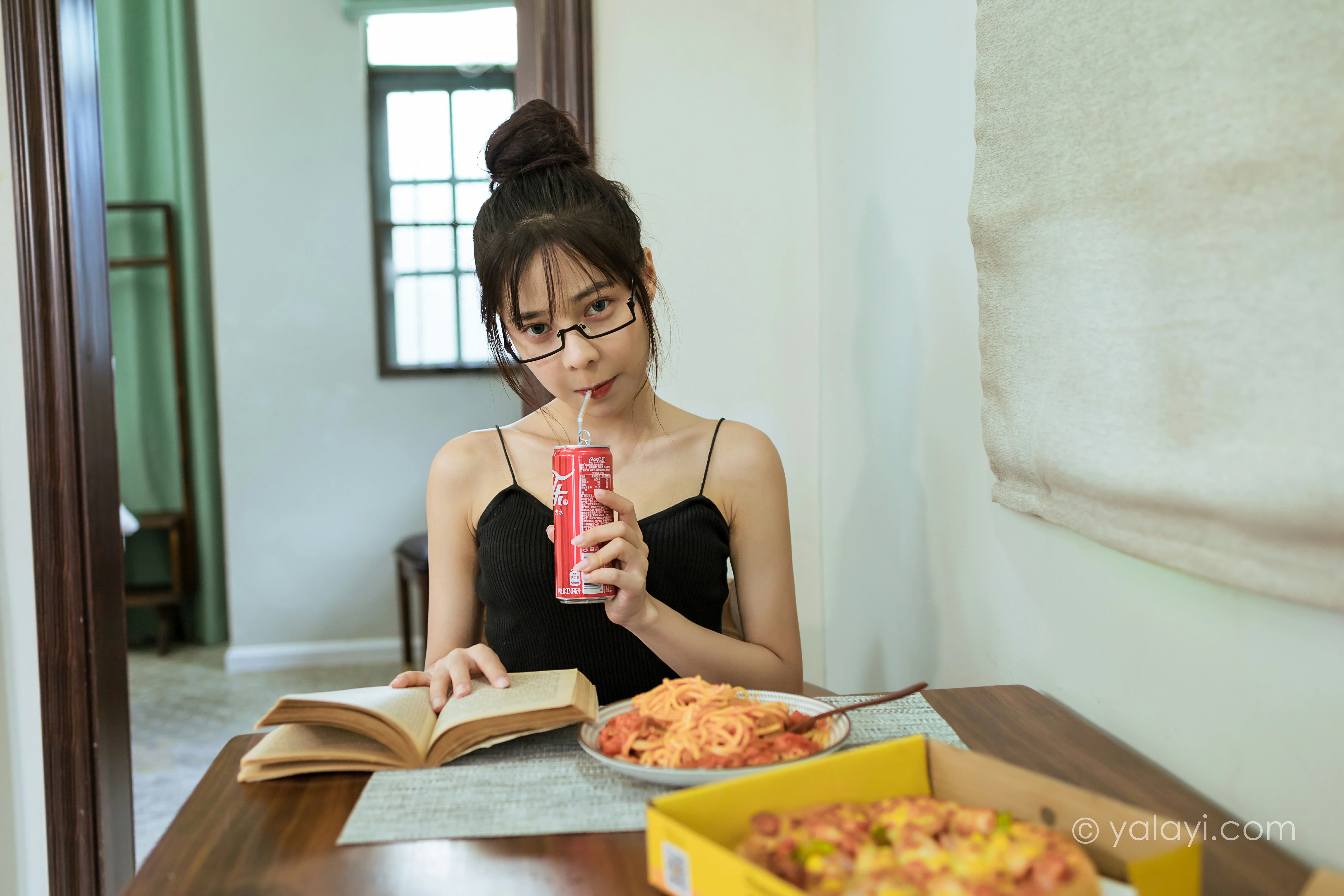 [YALAYI雅拉伊]NO.836 日常 诗咏 黑色性感小背心加牛仔热裤清纯可爱写真集第3张