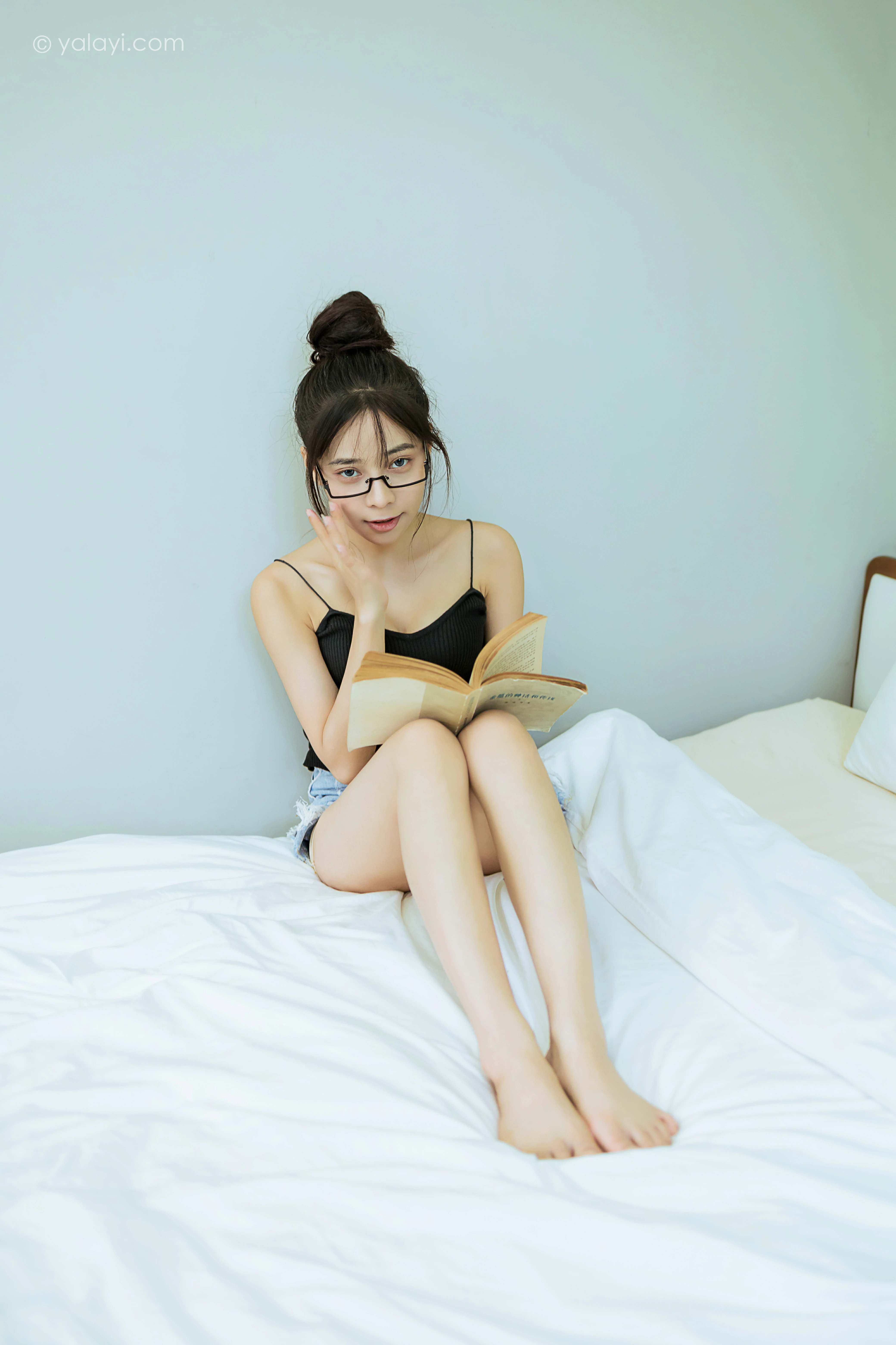 [YALAYI雅拉伊]NO.836 日常 诗咏 黑色性感小背心加牛仔热裤清纯可爱写真集第8张