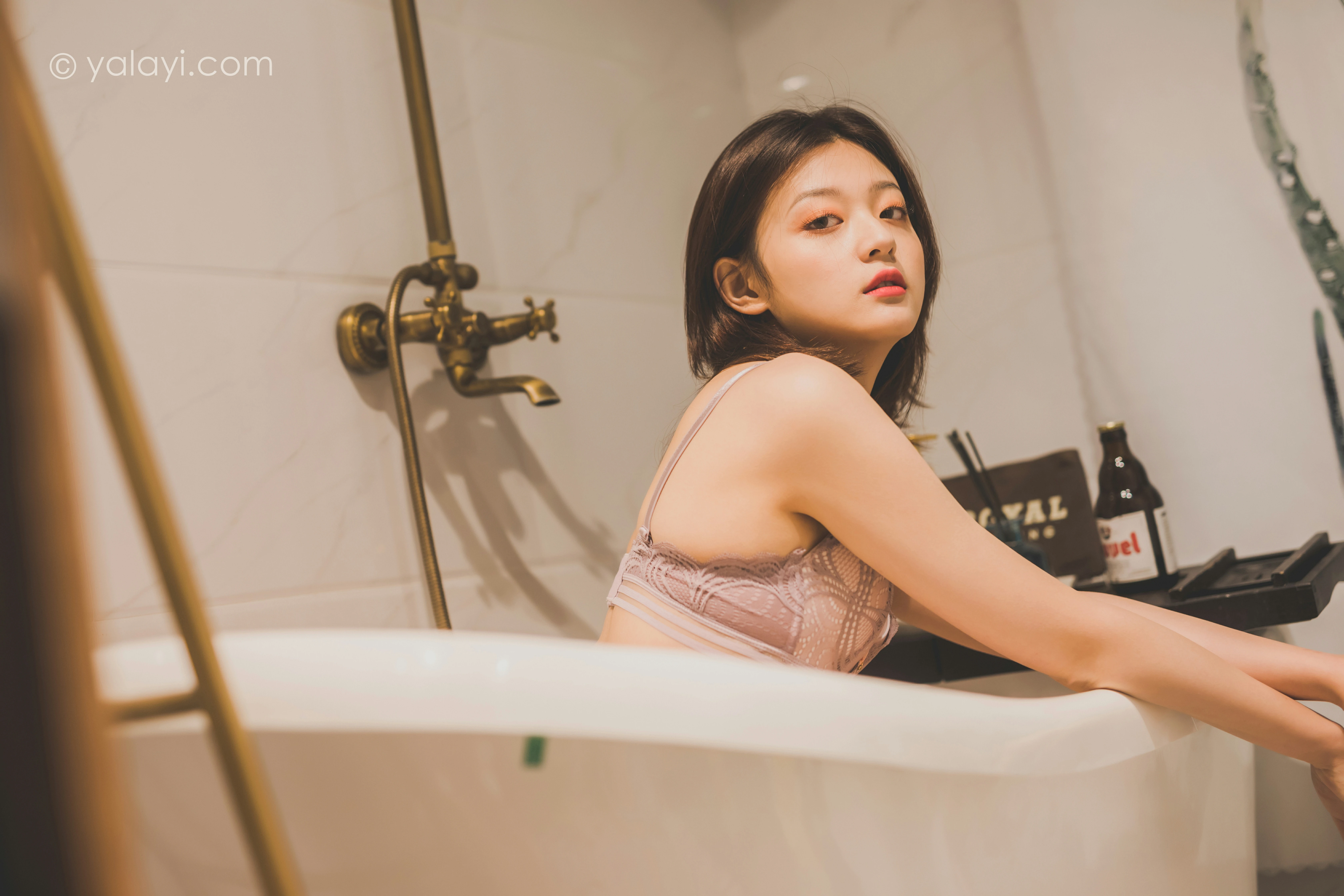 [YALAYI雅拉伊]NO.814 一个人的旅行 真真 粉色蕾丝性感内衣居家私房写真集第5张
