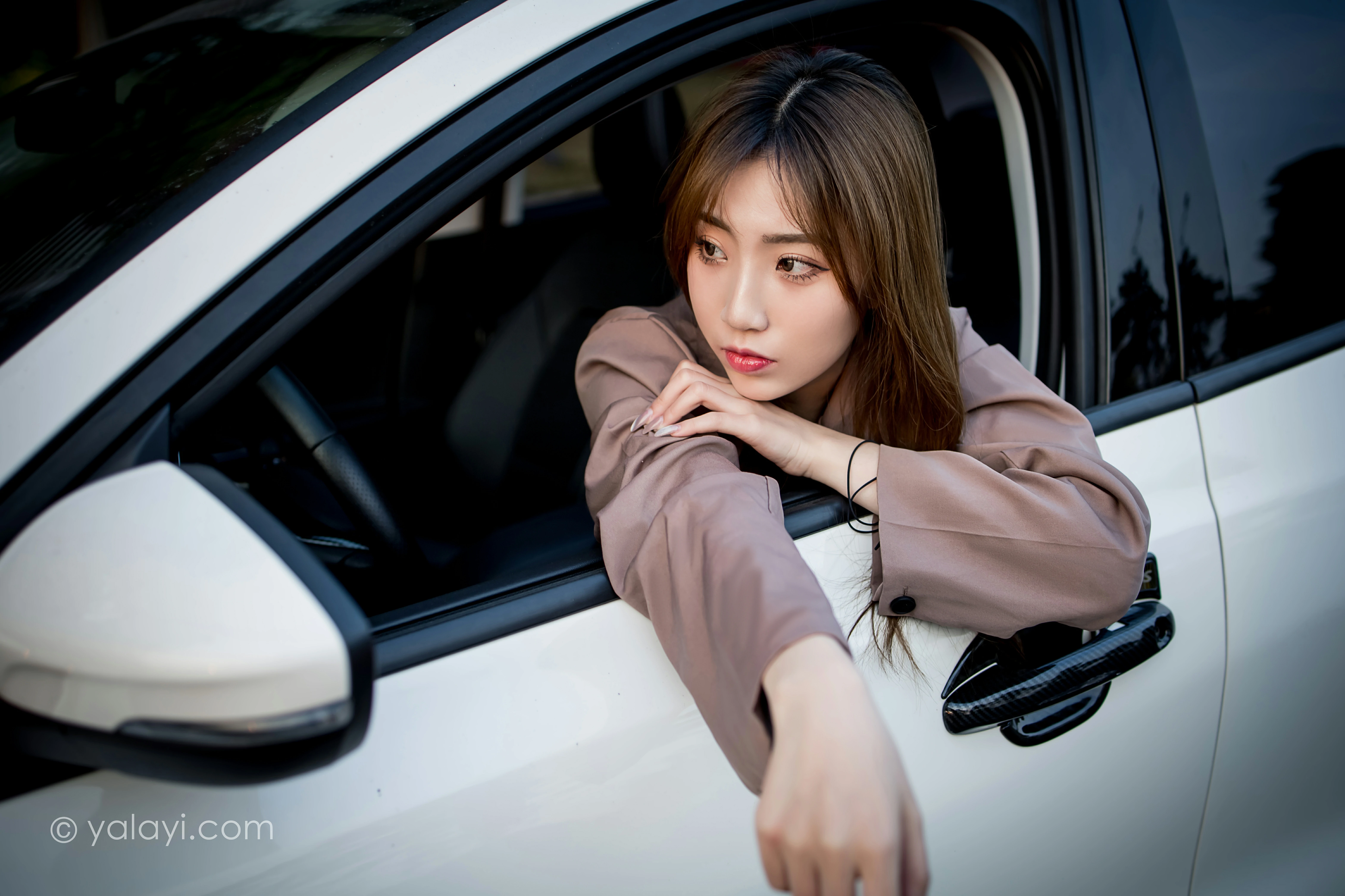 [YALAYI雅拉伊]NO.773 驶出伤城 小乔 粉色连身风衣加黑色情趣渔网袜性感写真集第3张