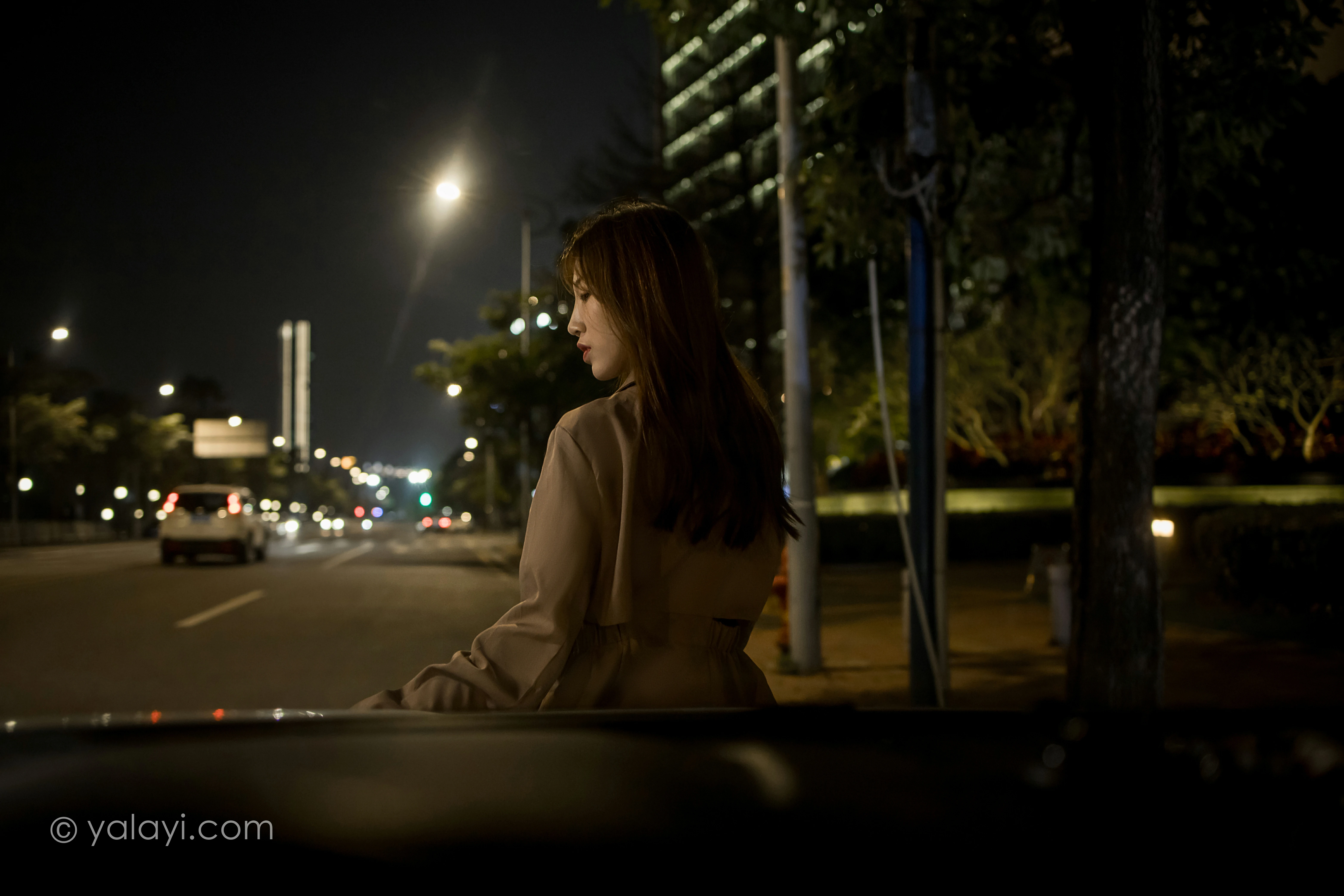 [YALAYI雅拉伊]NO.773 驶出伤城 小乔 粉色连身风衣加黑色情趣渔网袜性感写真集第13张