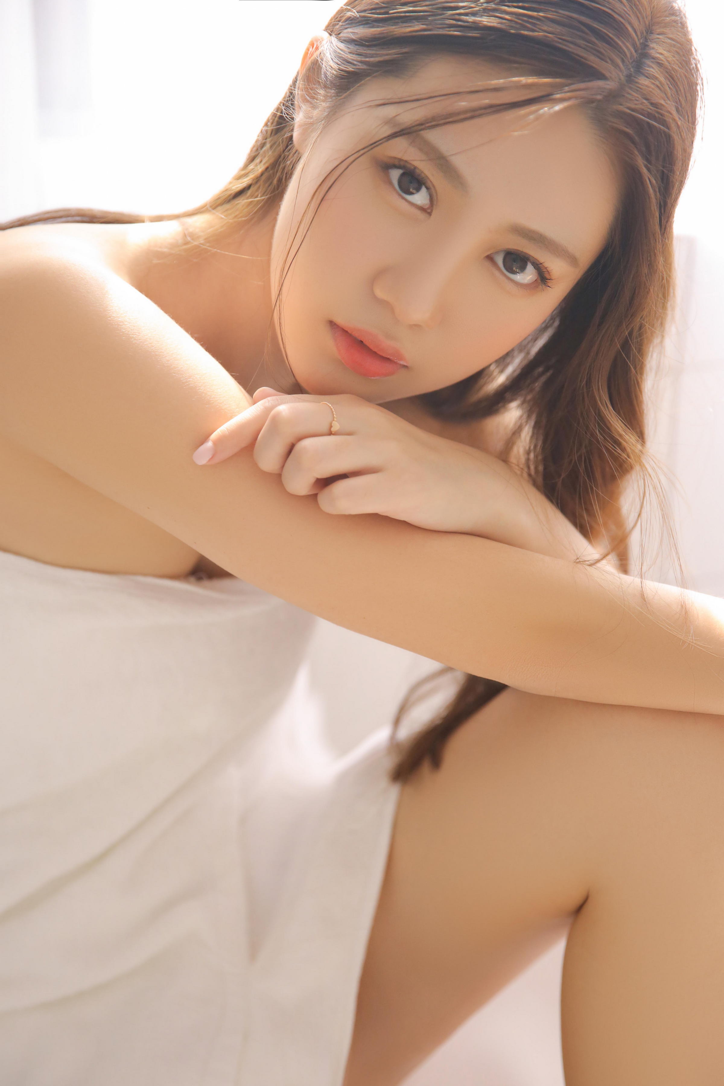 [YALAYI雅拉伊]2022.04.27 甜酷女生 粉色吊带连衣裙与白色和服清纯写真集第4张