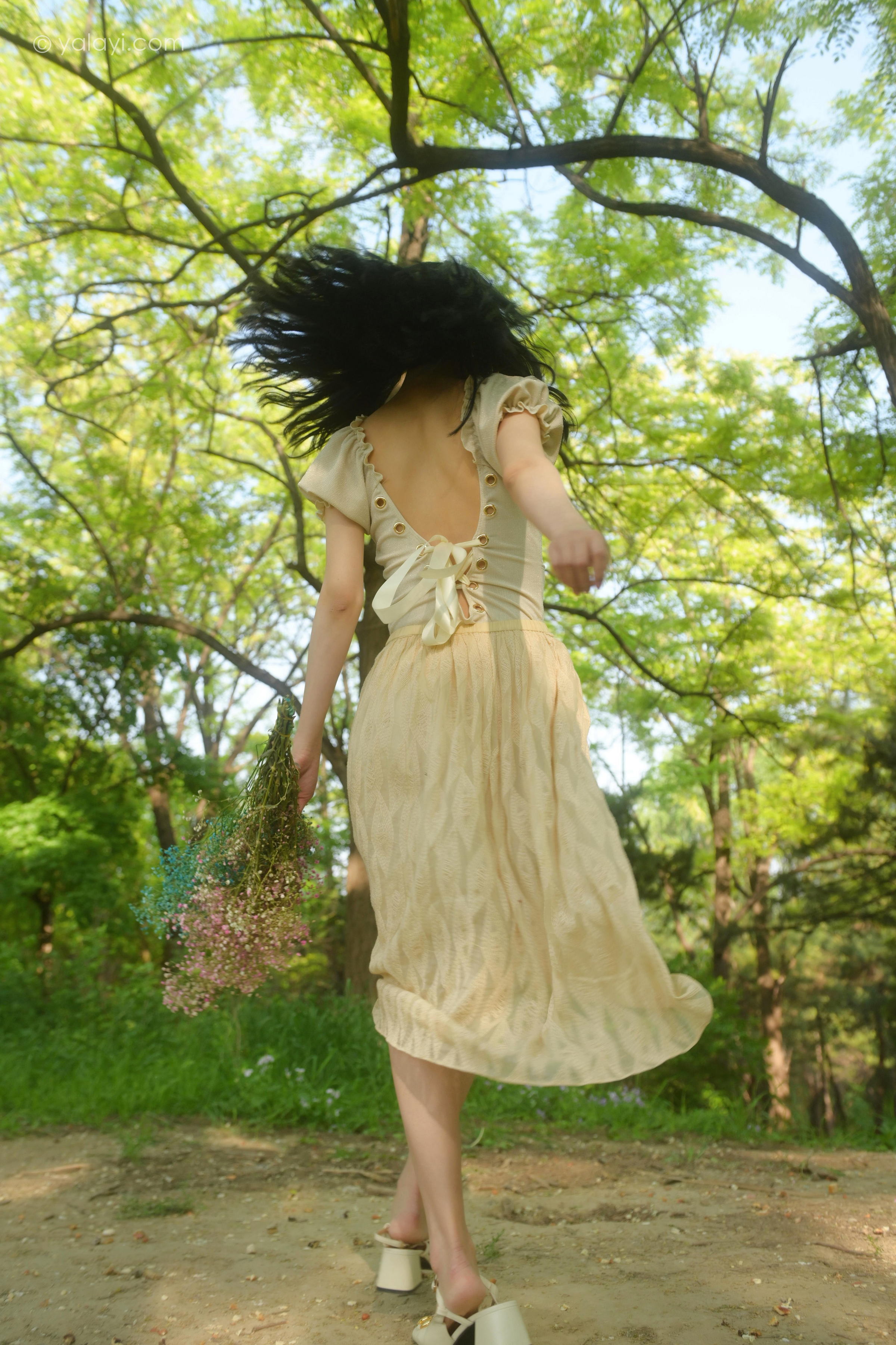 [YALAYI雅拉伊]2022.06.15 气息 佳佳 白色裸背短袖加黄色长裙清纯写真集第10张