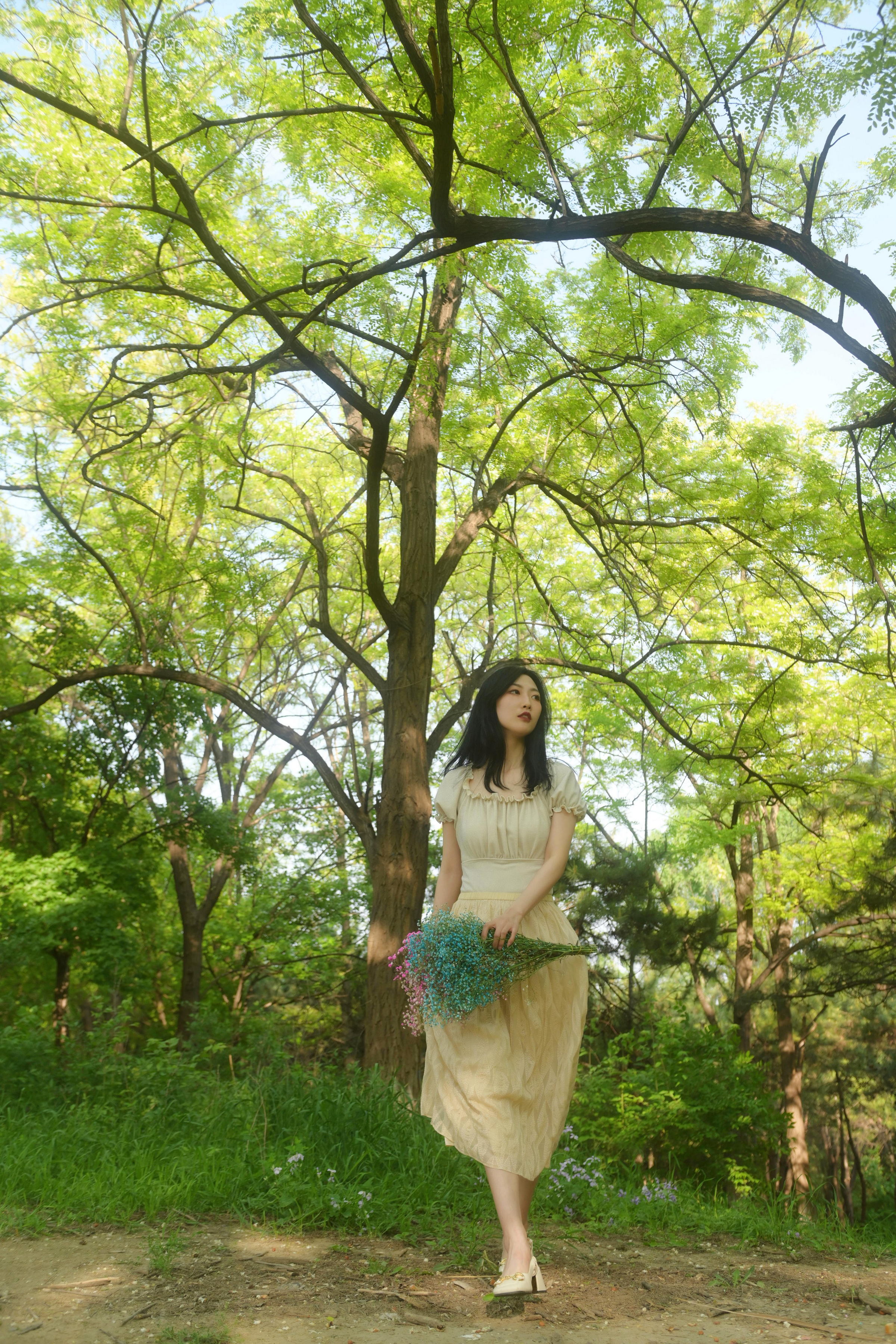 [YALAYI雅拉伊]2022.06.15 气息 佳佳 白色裸背短袖加黄色长裙清纯写真集第9张