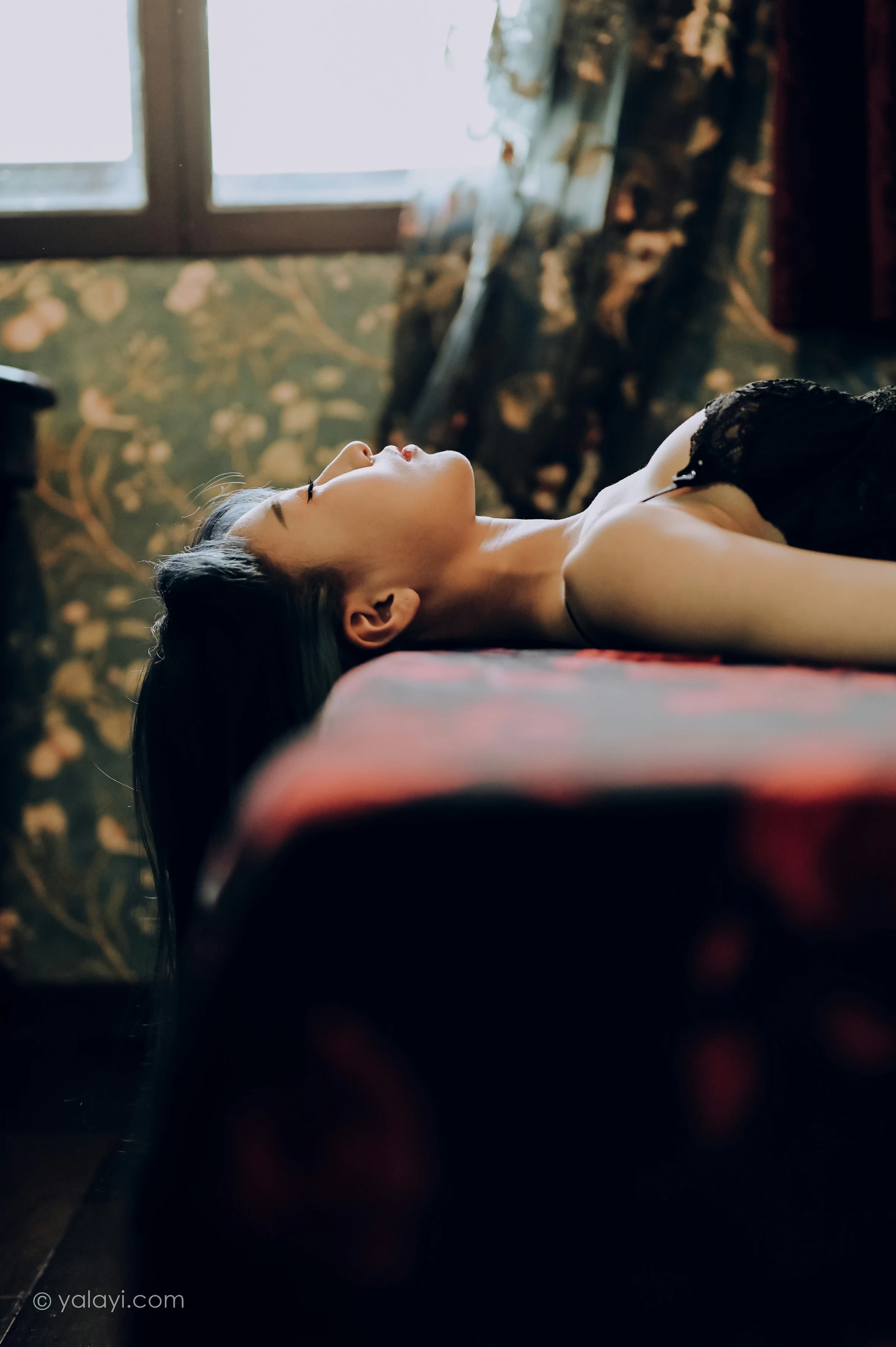 [YALAYI雅拉伊]NO.662 《窗内心语》 田也 黑色蕾丝内衣居家性感私房写真集第9张