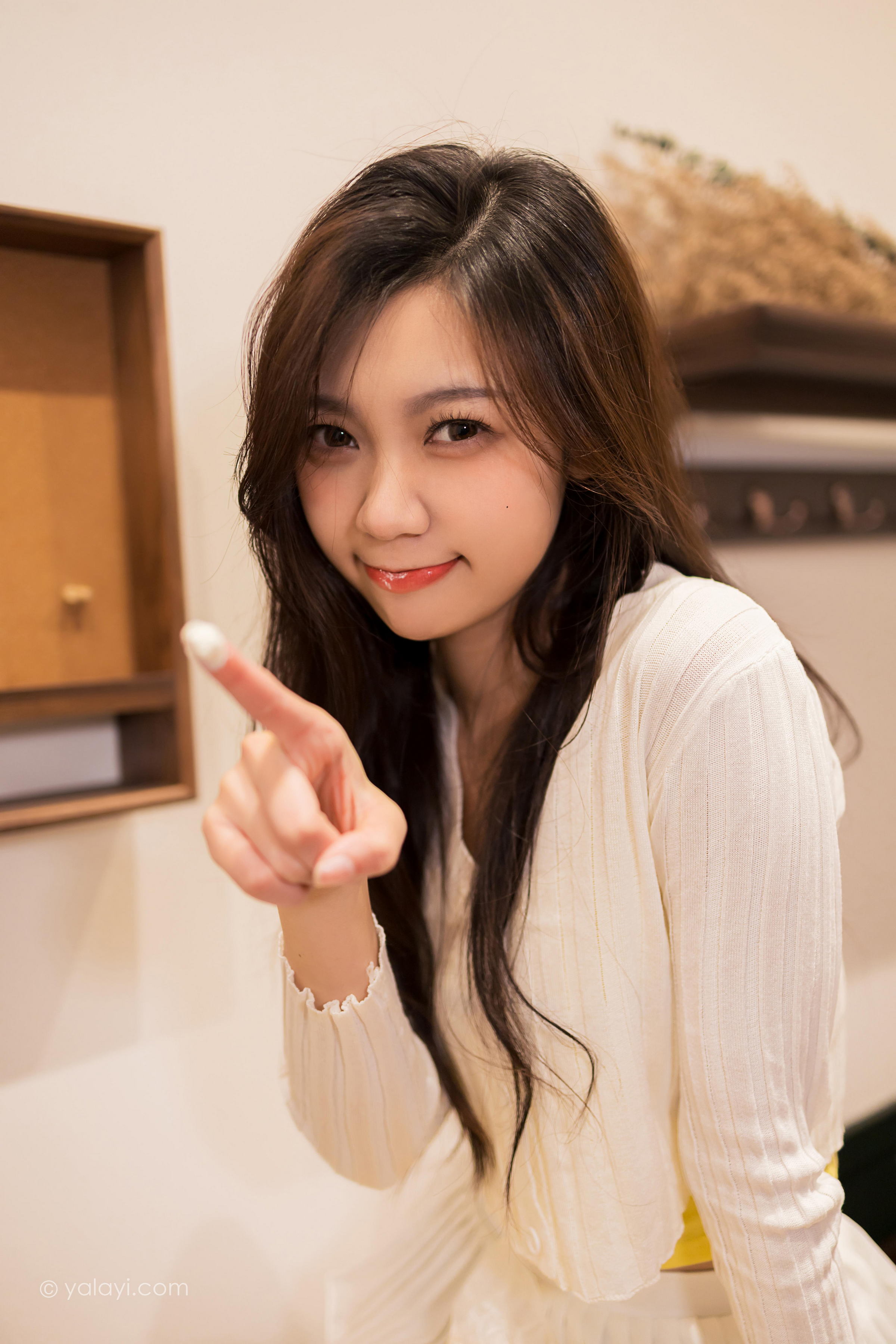 [YALAYI雅拉伊]2022.04.29 太幸运 梓瑶 白色蕾丝衬衫加白色超短裙性感写真集第11张