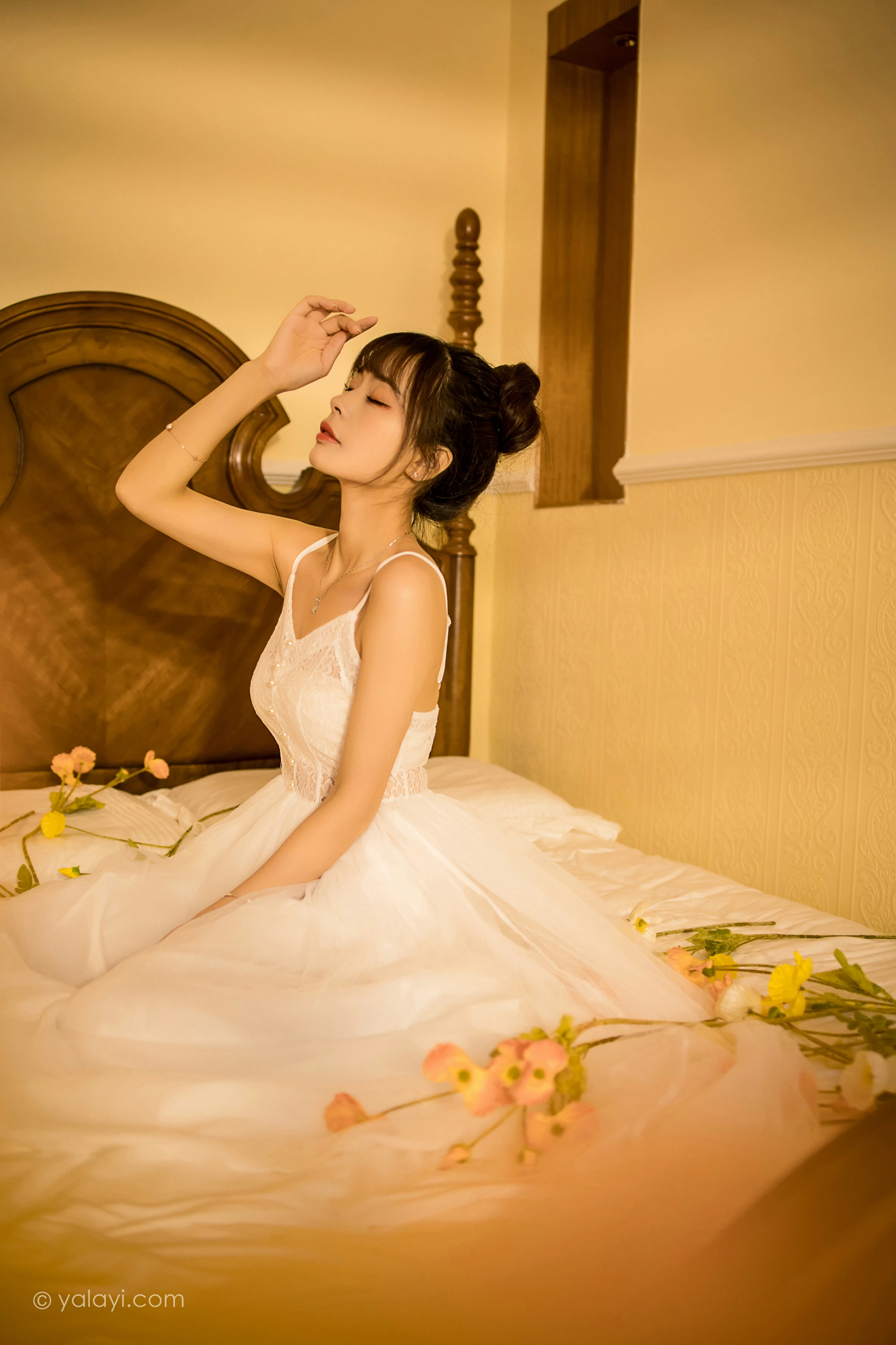 [YALAYI雅拉伊]2021.12.28 芭蕾公主 程小蝶 白色吊带镂空连衣裙与蕾丝丝袜性感写真集第2张