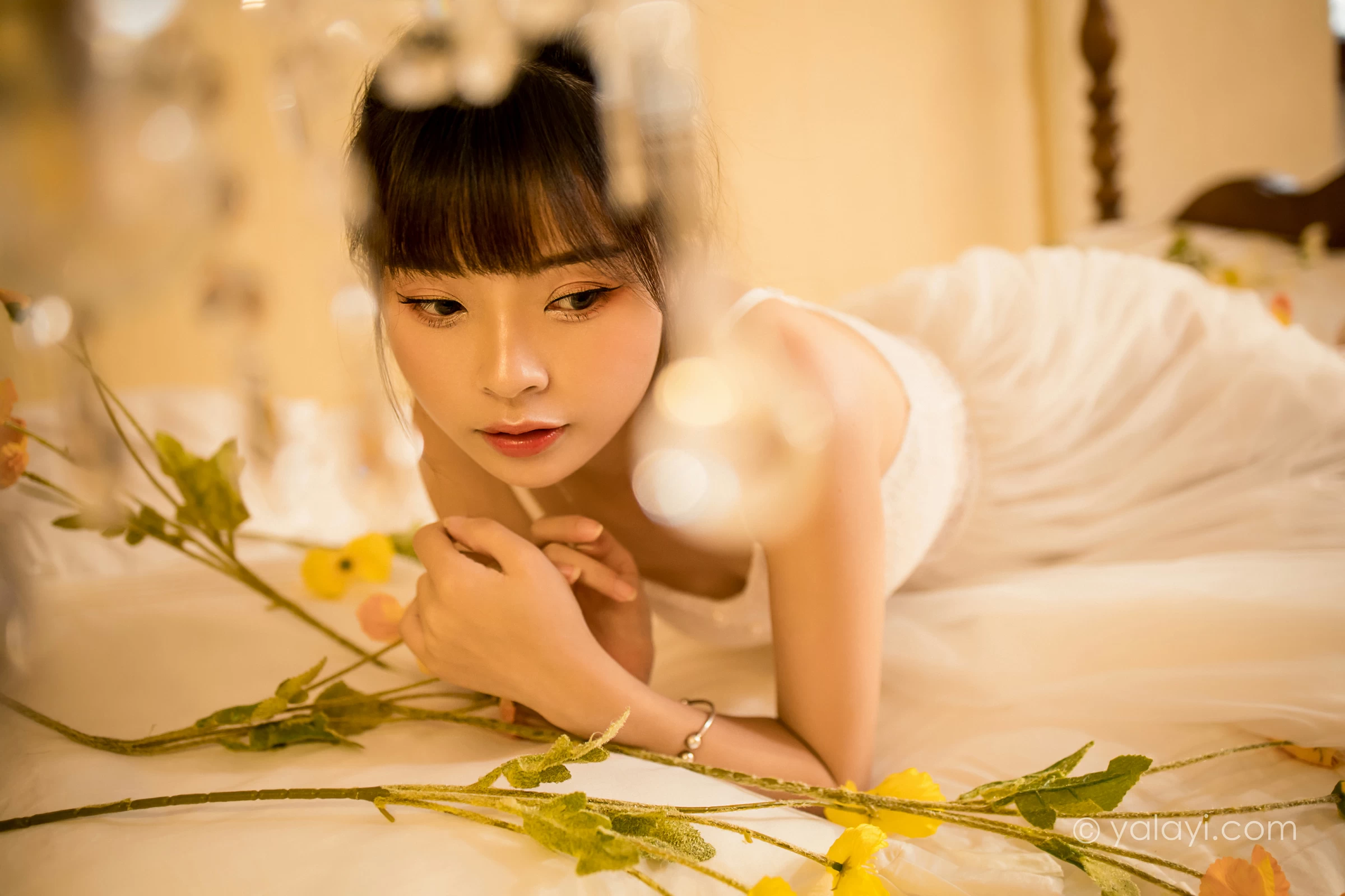 [YALAYI雅拉伊]2021.12.28 芭蕾公主 程小蝶 白色吊带镂空连衣裙与蕾丝丝袜性感写真集第5张