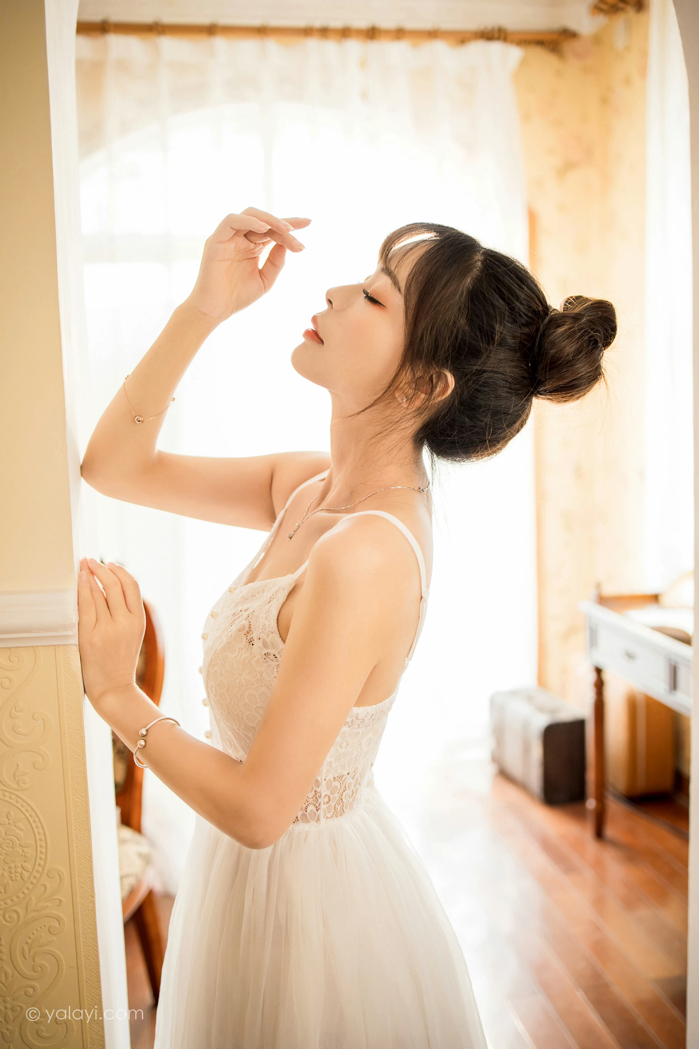 [YALAYI雅拉伊]2021.12.28 芭蕾公主 程小蝶 白色吊带镂空连衣裙与蕾丝丝袜性感写真集第13张