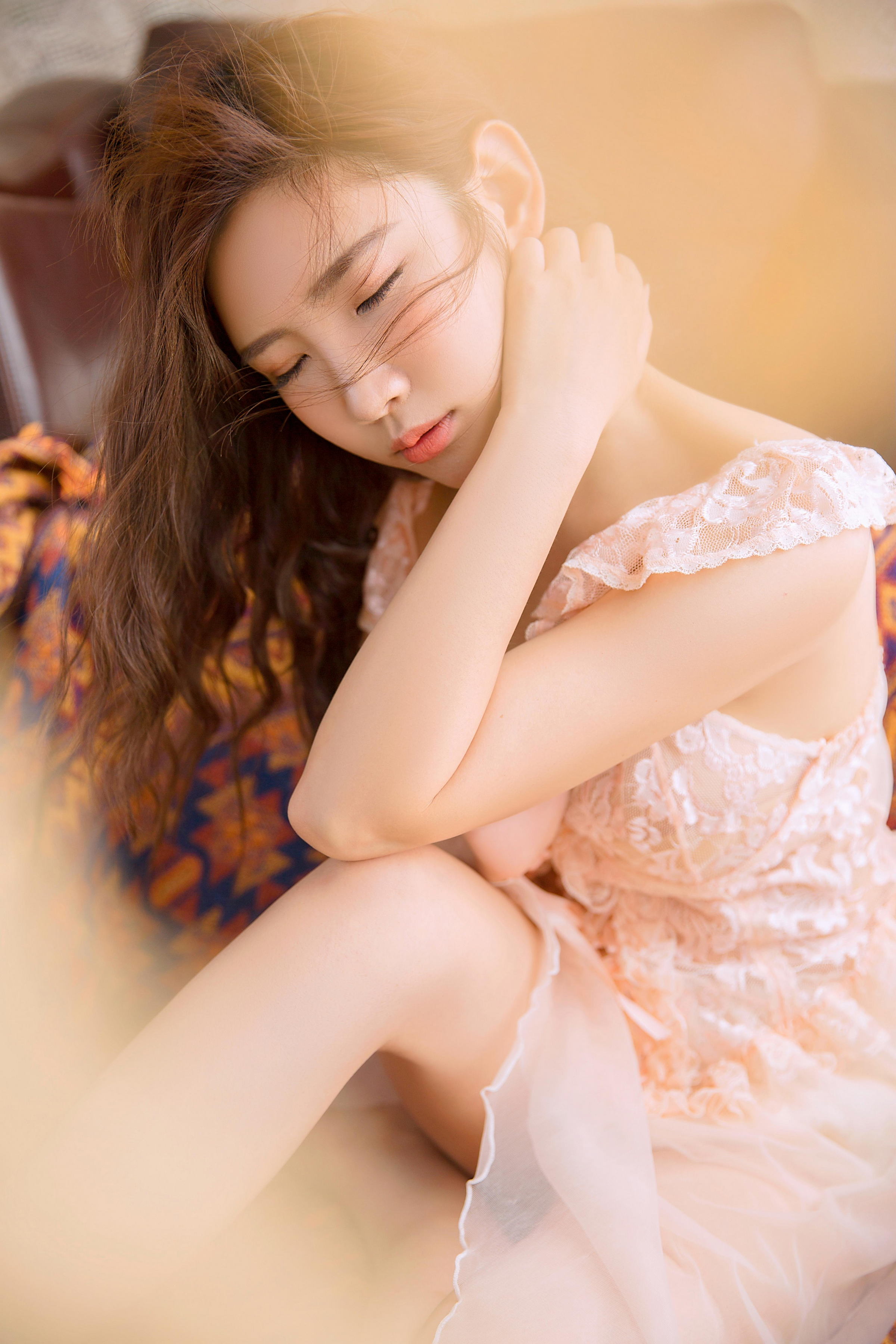 [YALAYI雅拉伊]2022.06.18 风仪玉立 丰满少妇 粉色透视睡衣与白色吊带连衣裙性感写真集第2张