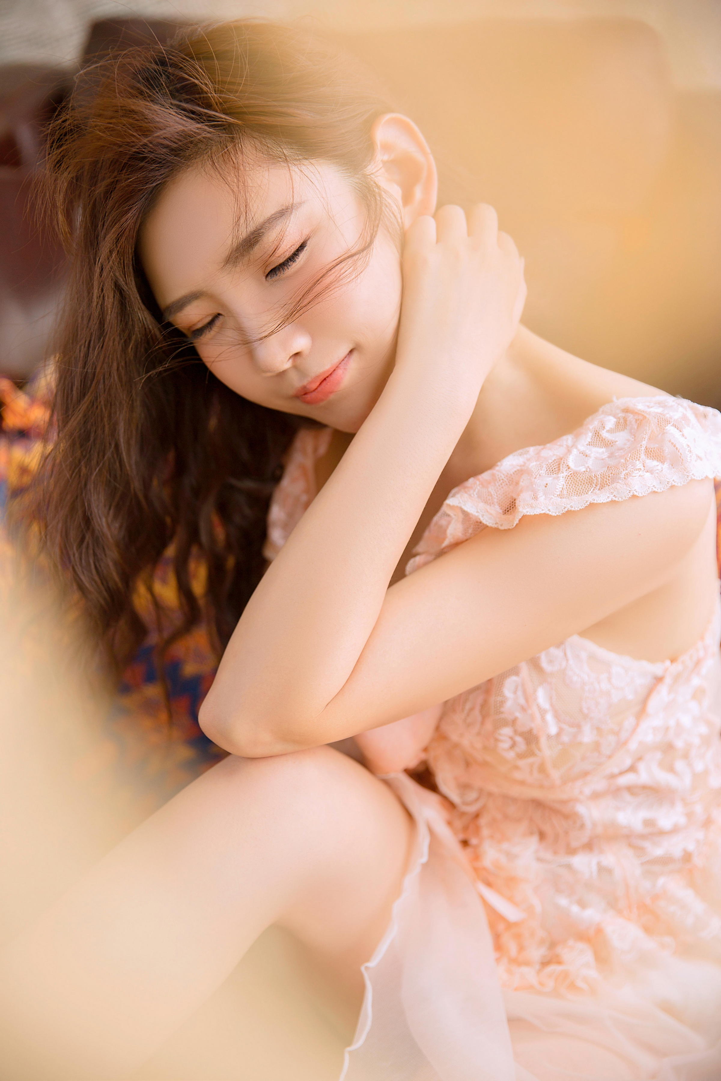 [YALAYI雅拉伊]2022.06.18 风仪玉立 丰满少妇 粉色透视睡衣与白色吊带连衣裙性感写真集第2张