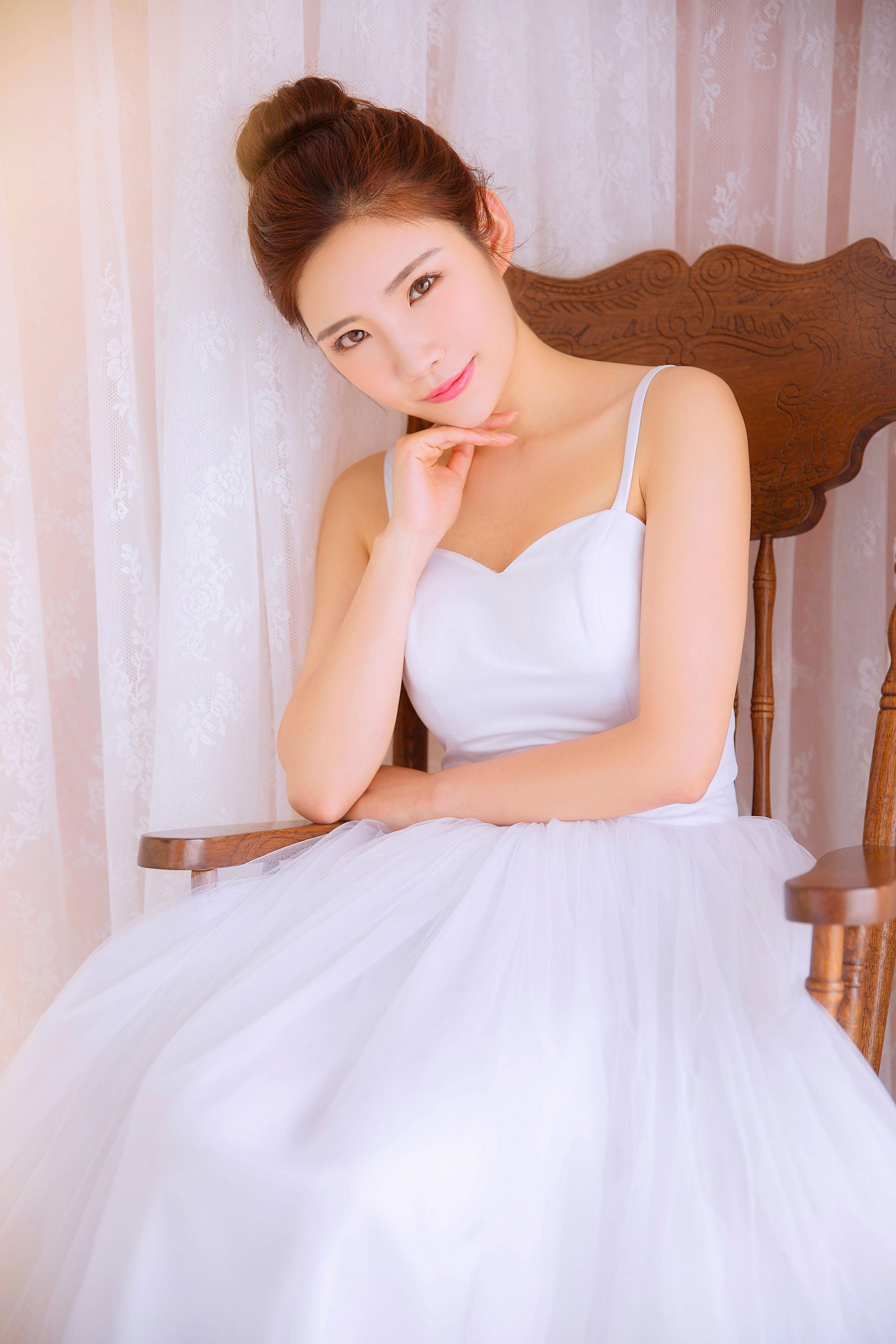 [YALAYI雅拉伊]2022.06.18 风仪玉立 丰满少妇 粉色透视睡衣与白色吊带连衣裙性感写真集第7张