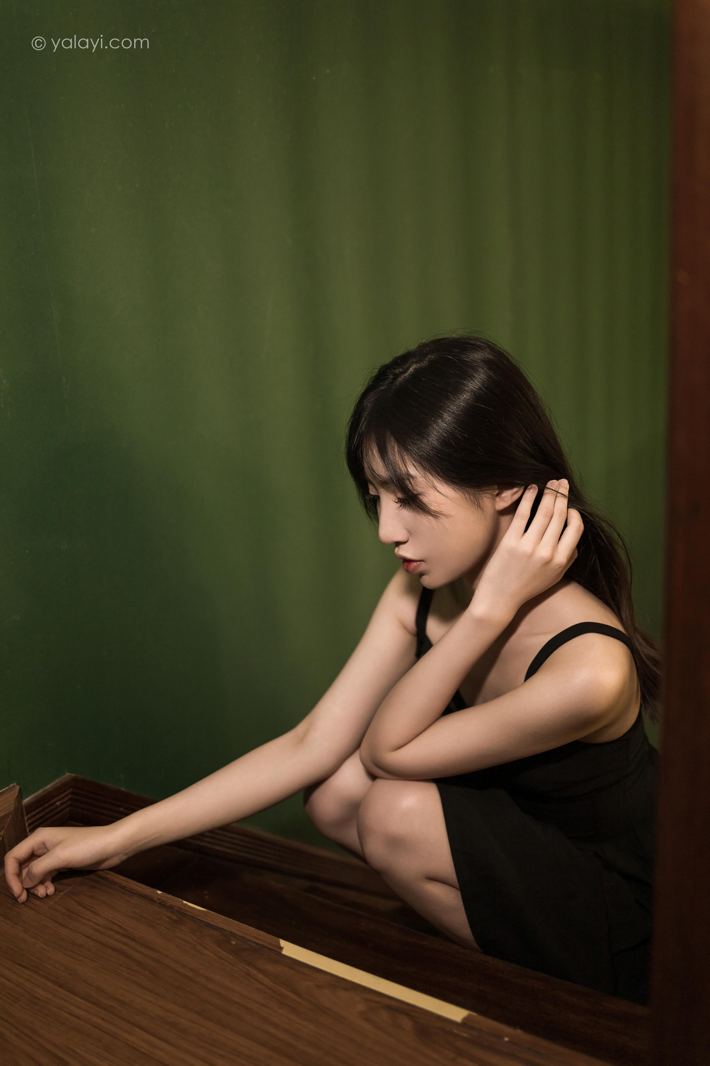 [YALAYI雅拉伊]2022.08.08 看着我的眼睛 小乔 黑色吊带祼背连衣裙性感写真集第6张