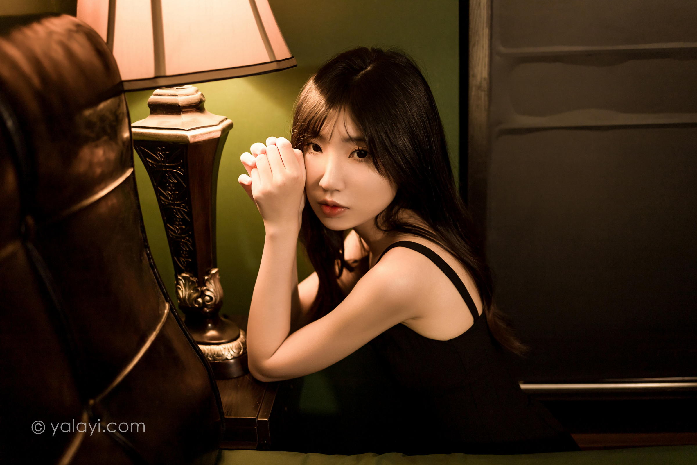 [YALAYI雅拉伊]2022.08.08 看着我的眼睛 小乔 黑色吊带祼背连衣裙性感写真集第12张