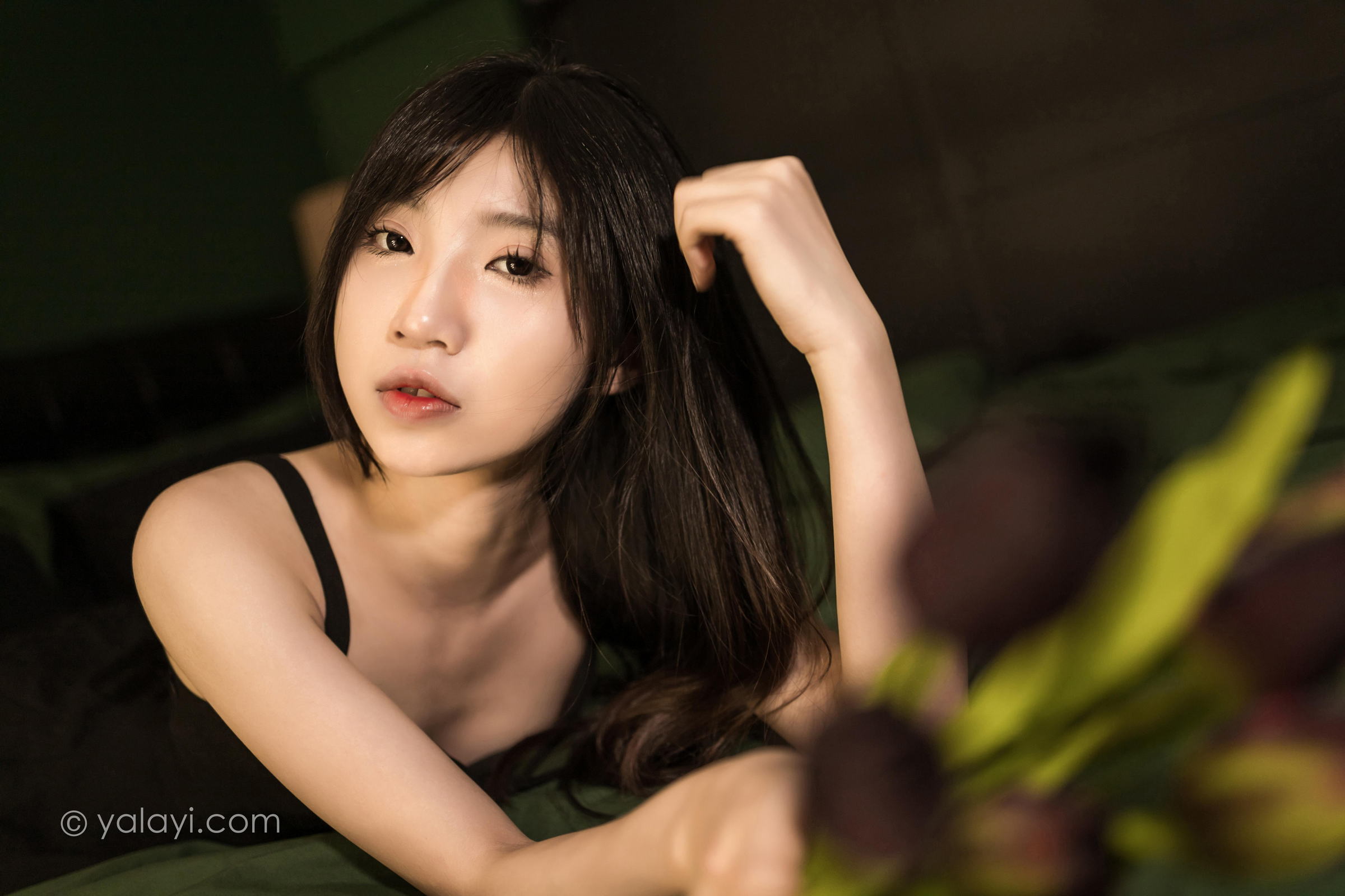 [YALAYI雅拉伊]2022.08.08 看着我的眼睛 小乔 黑色吊带祼背连衣裙性感写真集第13张