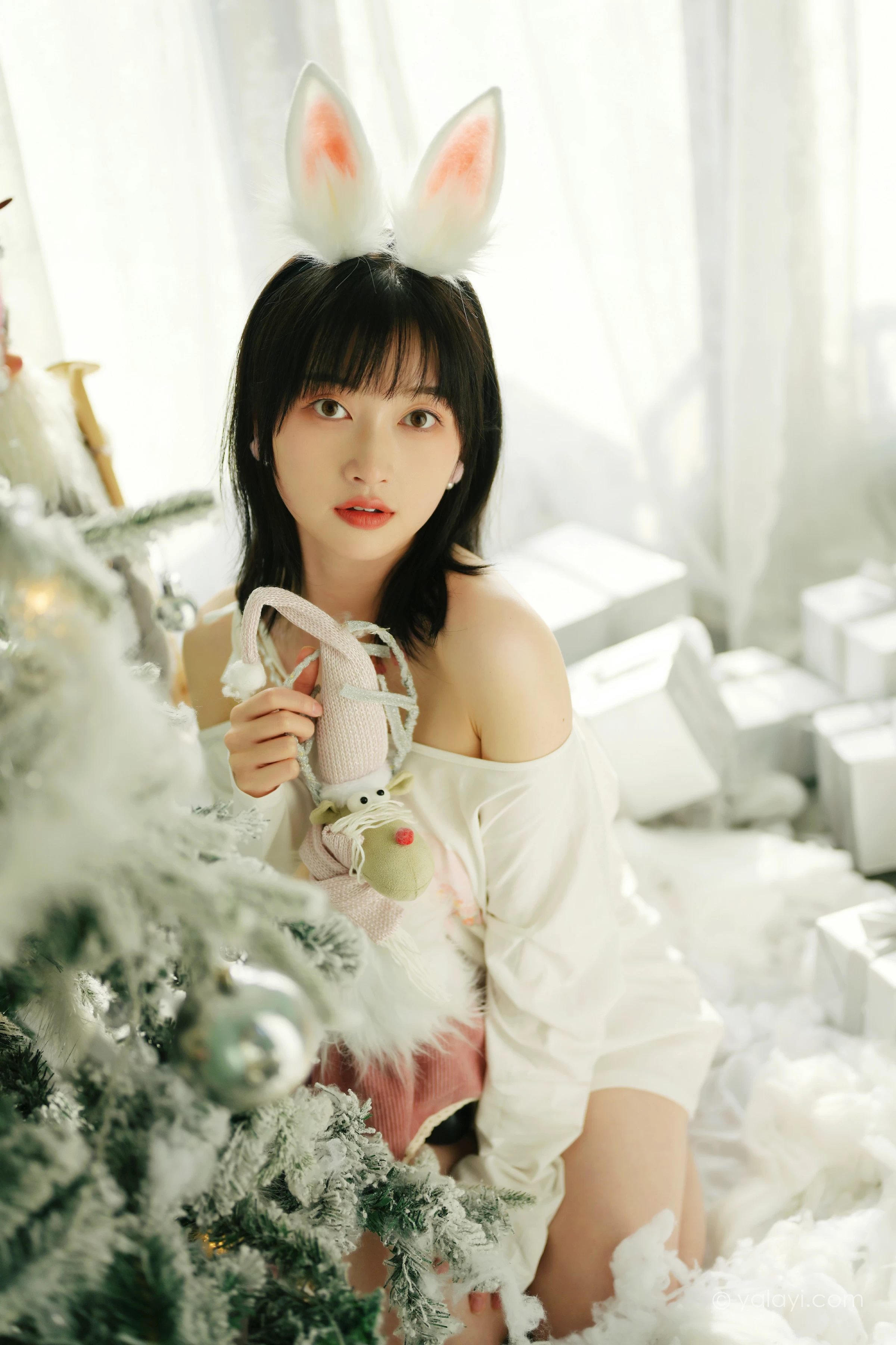 [YALAYI雅拉伊]2021.12.31 迎新 京京 白色透视宽松卫衣居家性感写真集第2张