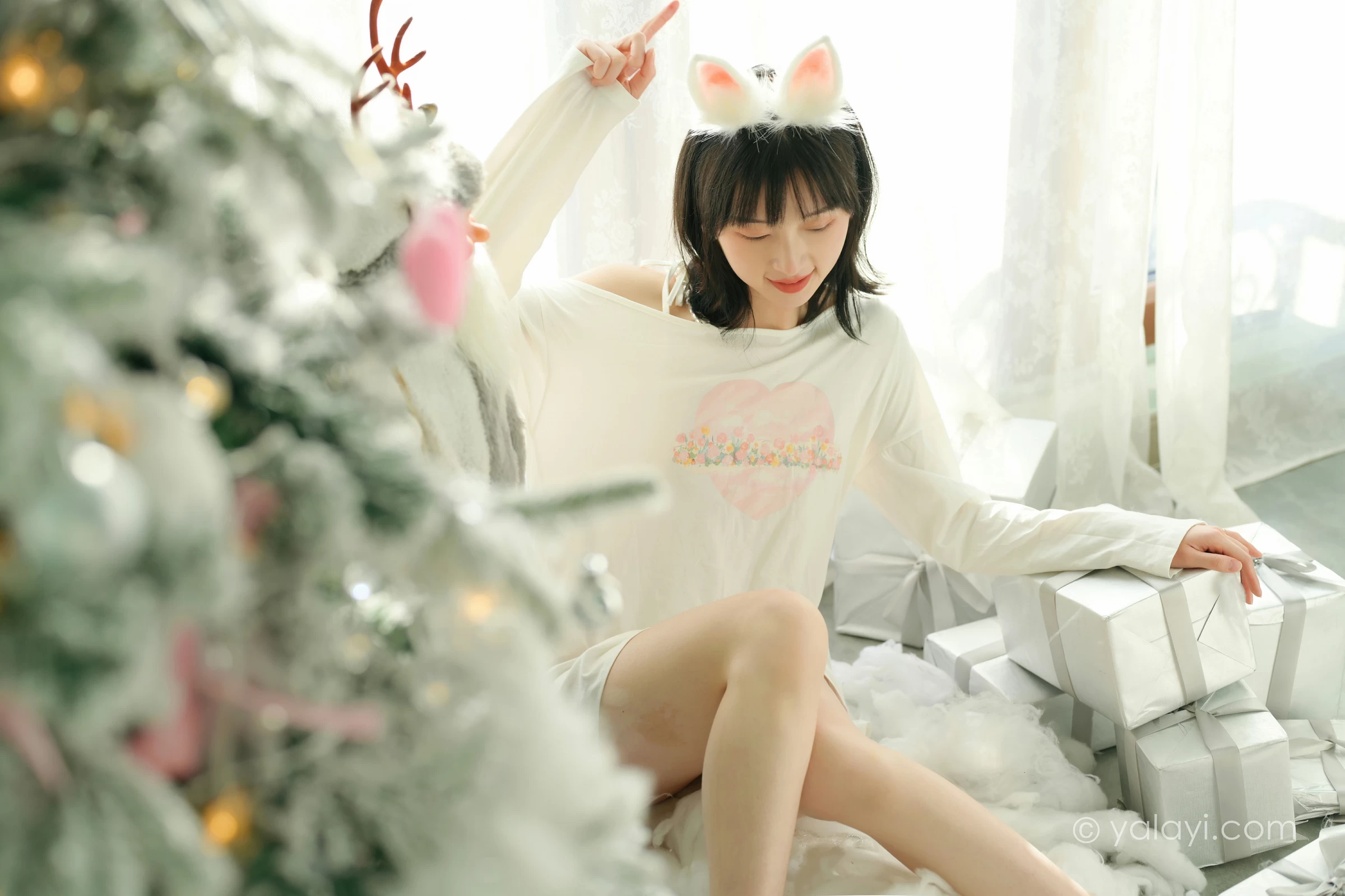 [YALAYI雅拉伊]2021.12.31 迎新 京京 白色透视宽松卫衣居家性感写真集第12张