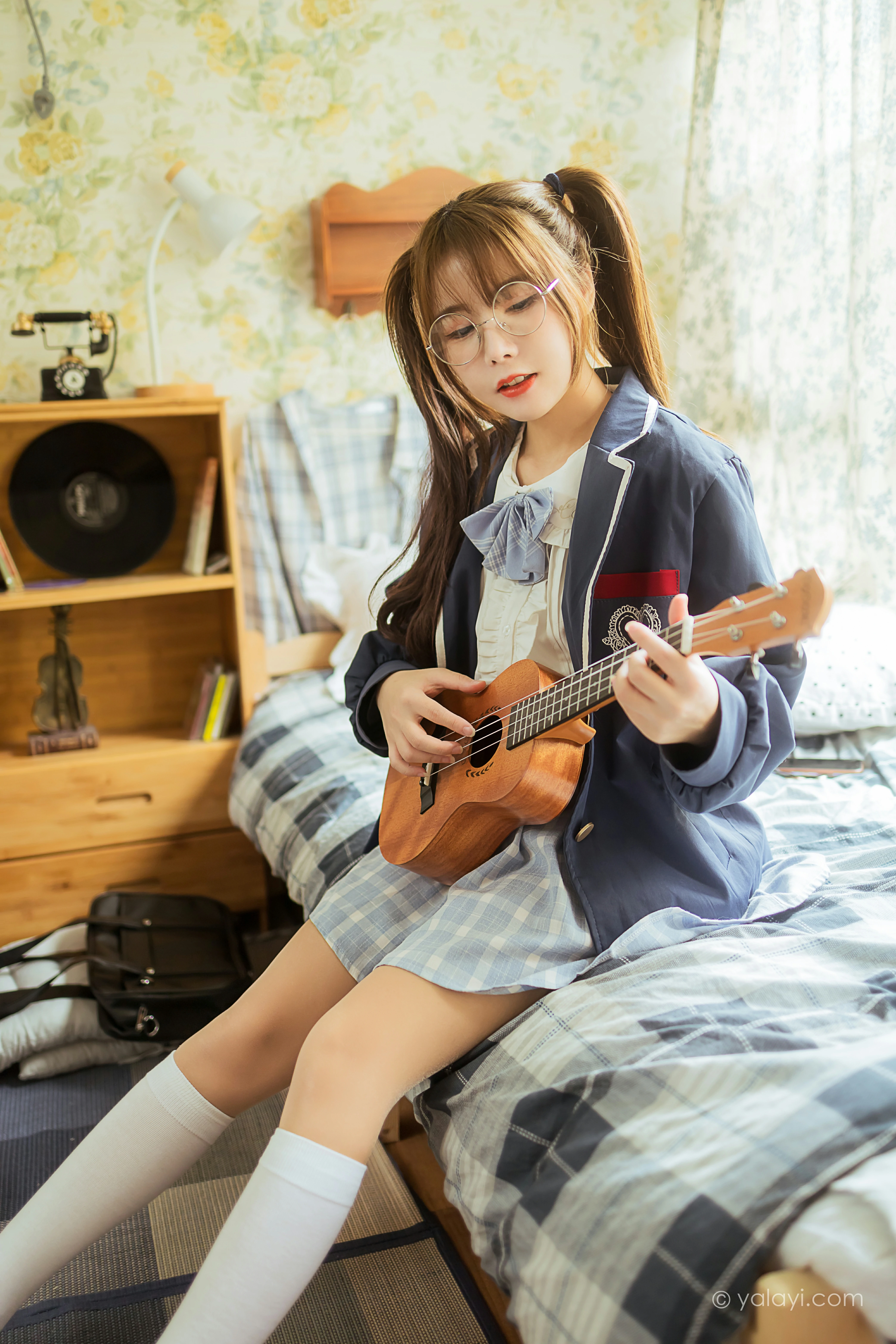 [YALAYI雅拉伊]NO.817 最爱的JK制服 钰慧 灰色外套与格子短裙加丝袜美腿私房写真集第1张