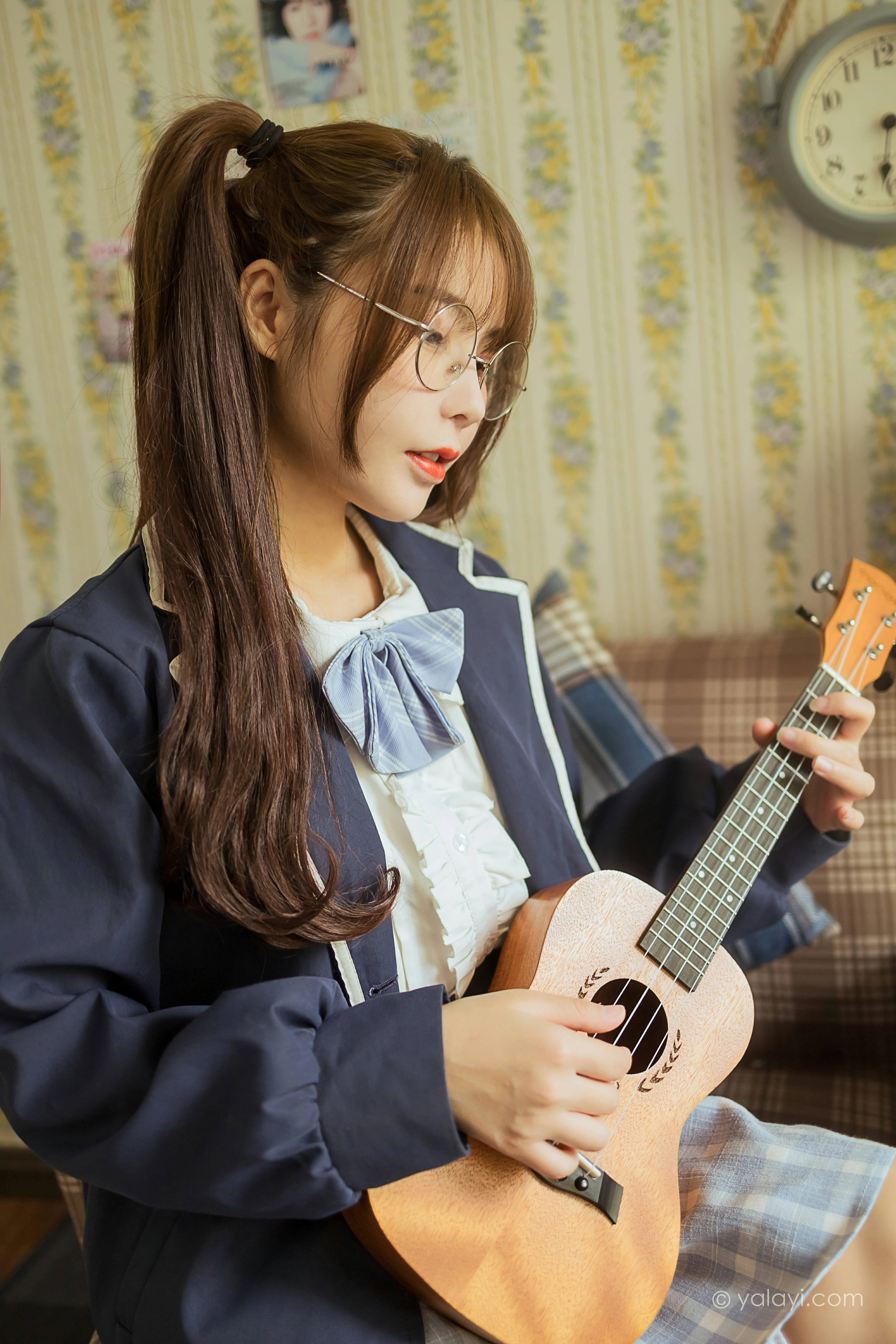 [YALAYI雅拉伊]NO.817 最爱的JK制服 钰慧 灰色外套与格子短裙加丝袜美腿私房写真集第3张