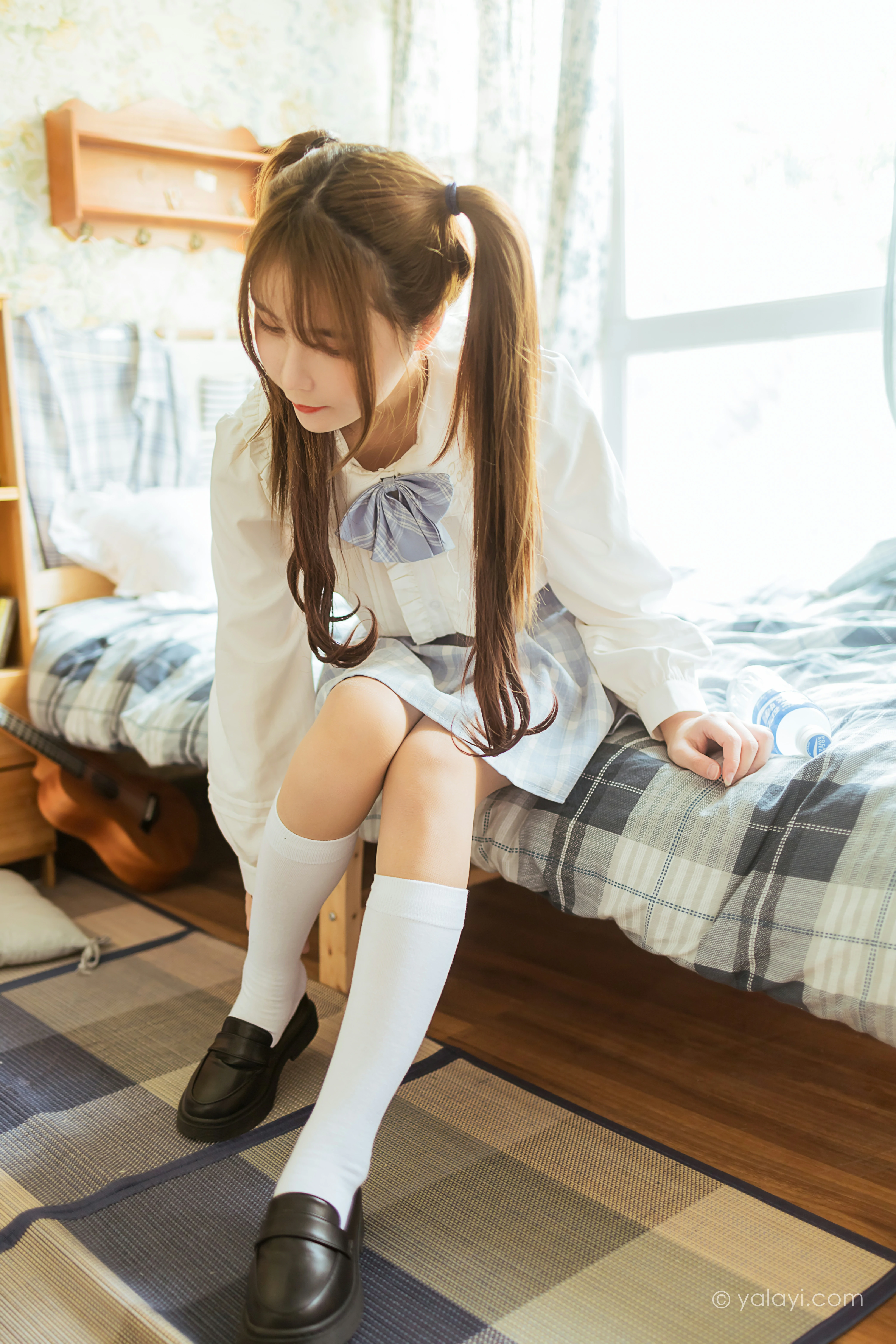 [YALAYI雅拉伊]NO.817 最爱的JK制服 钰慧 灰色外套与格子短裙加丝袜美腿私房写真集第9张