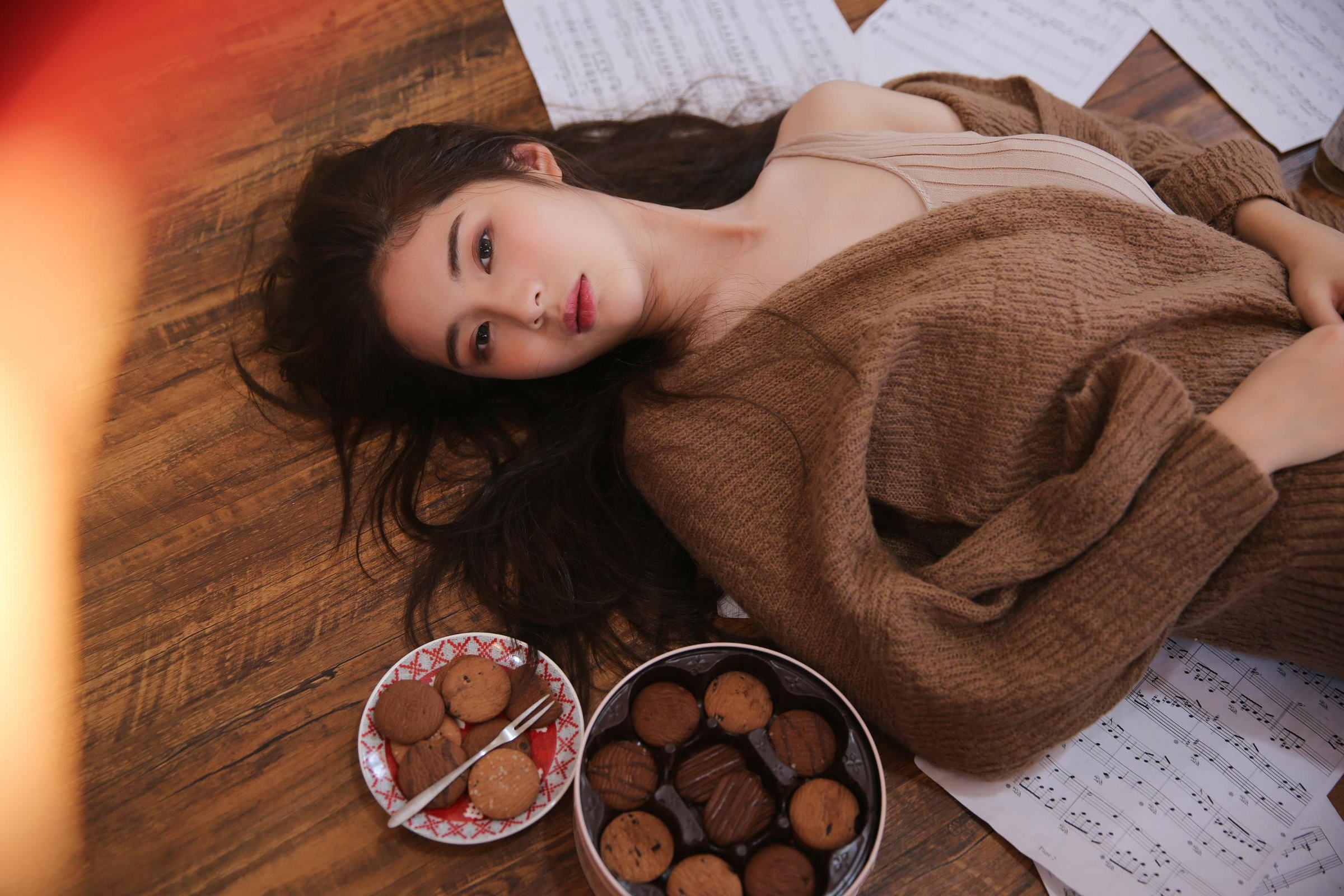 [YALAYI雅拉伊]2022.05.09 小饼干 白嫩少女 蓝色JK制服与橙色吊带连衣裙性感写真集第10张