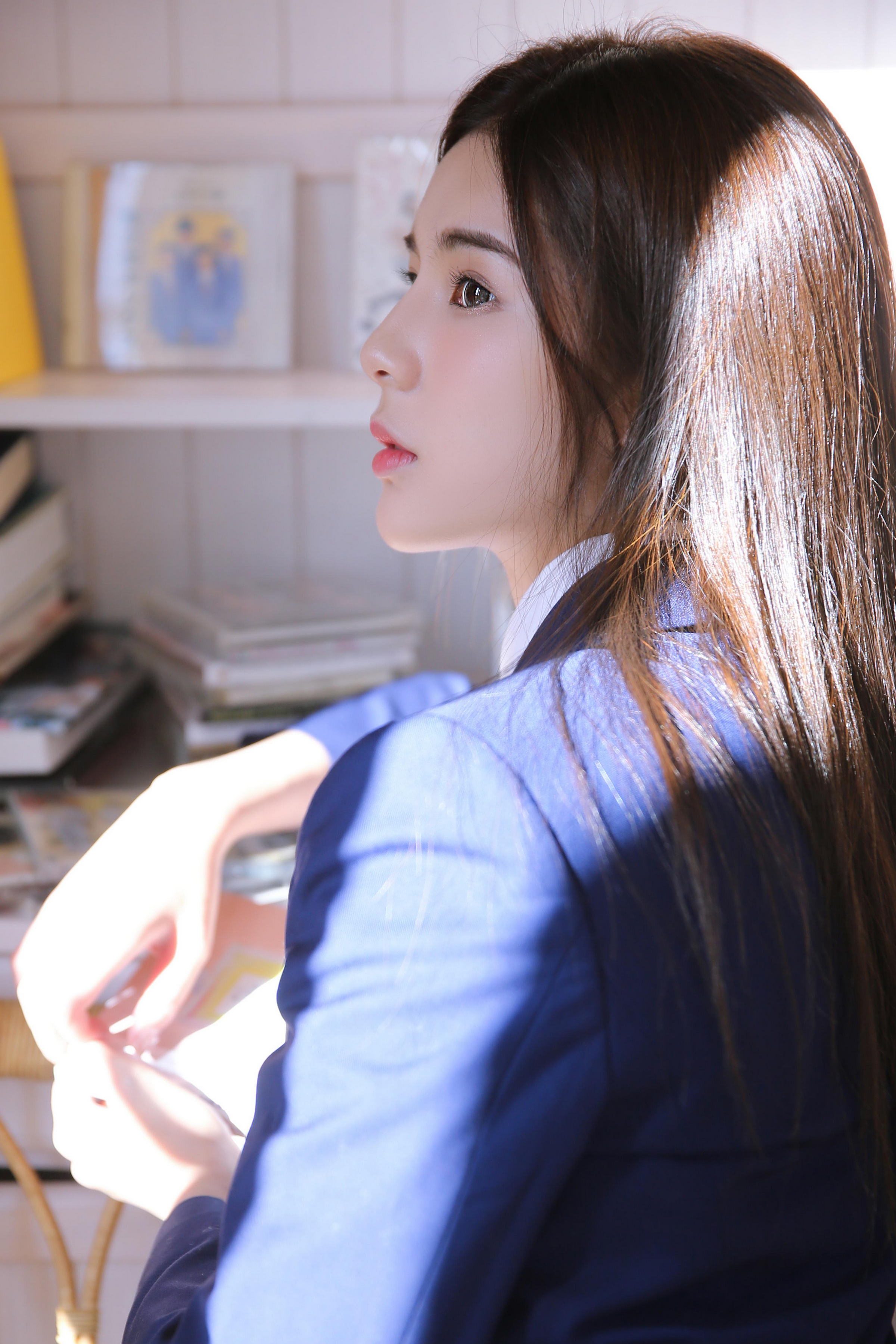 [YALAYI雅拉伊]2022.05.09 小饼干 白嫩少女 蓝色JK制服与橙色吊带连衣裙性感写真集第2张