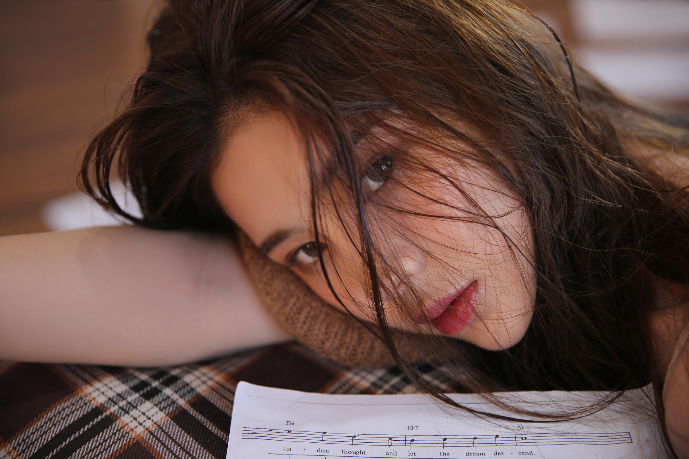 [YALAYI雅拉伊]2022.05.09 小饼干 白嫩少女 蓝色JK制服与橙色吊带连衣裙性感写真集第8张