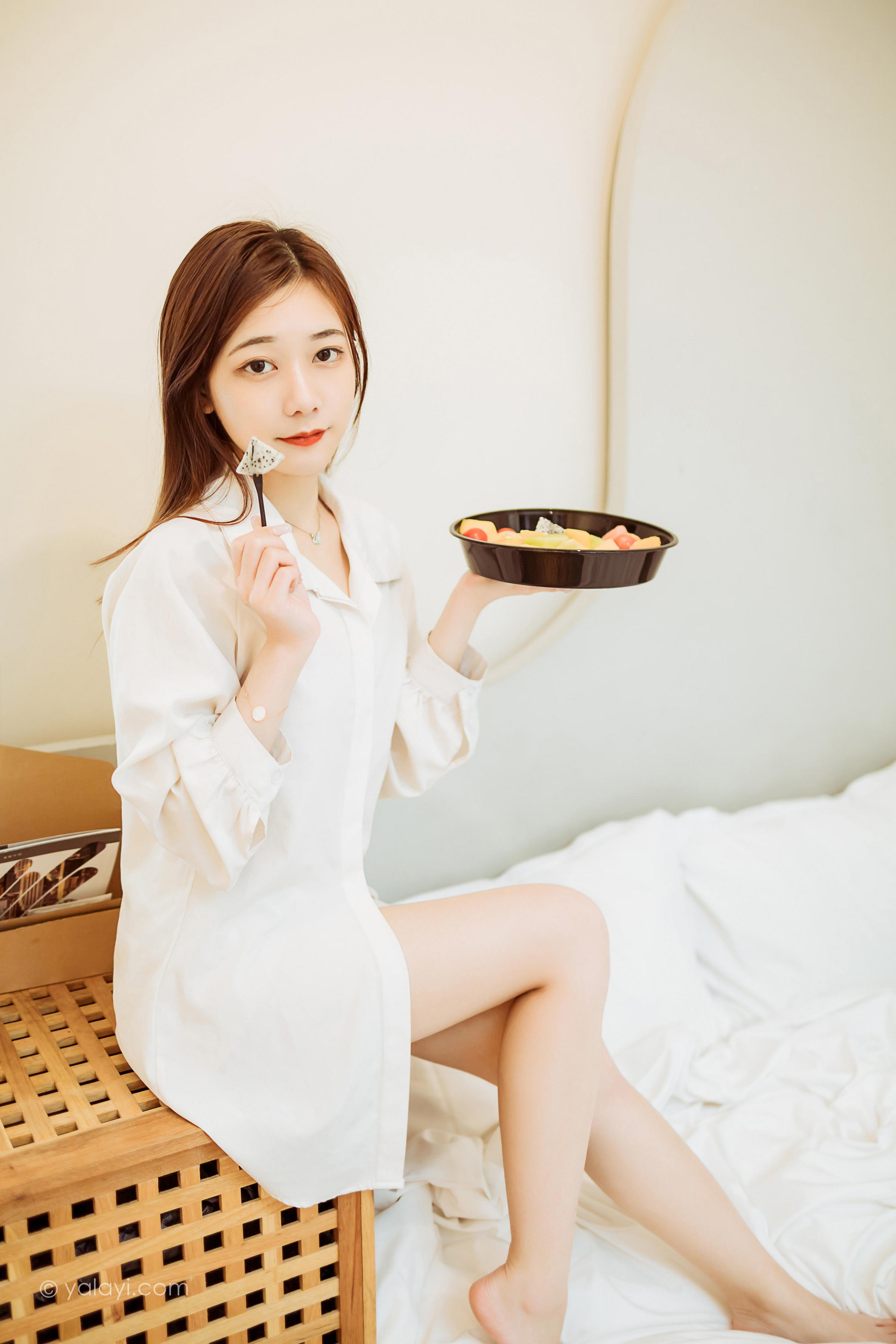 [YALAYI雅拉伊]2022.04.15 珍惜每一天 夜夜 白色男友式衬衫居家性感私房写真集第8张