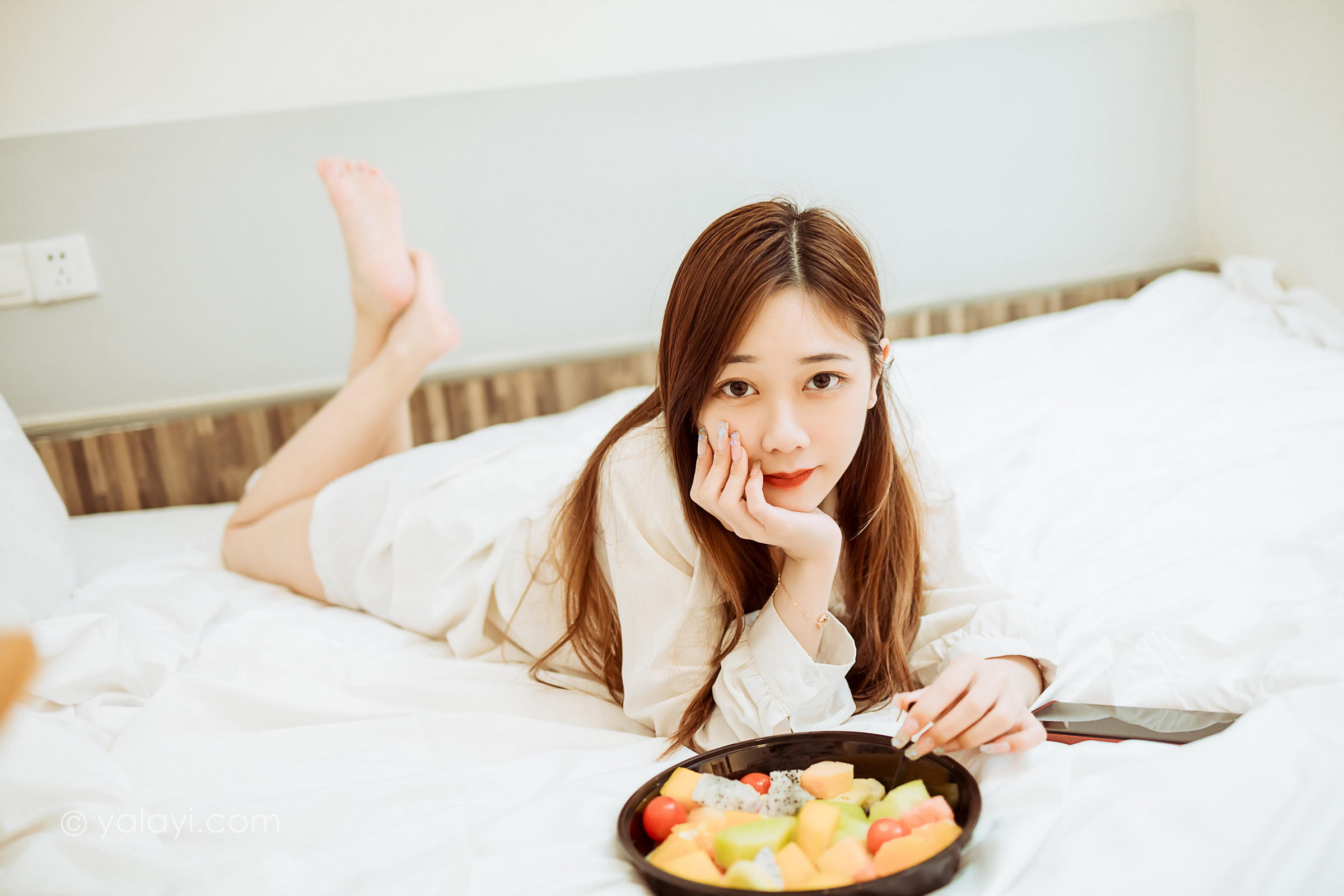 [YALAYI雅拉伊]2022.04.15 珍惜每一天 夜夜 白色男友式衬衫居家性感私房写真集第5张
