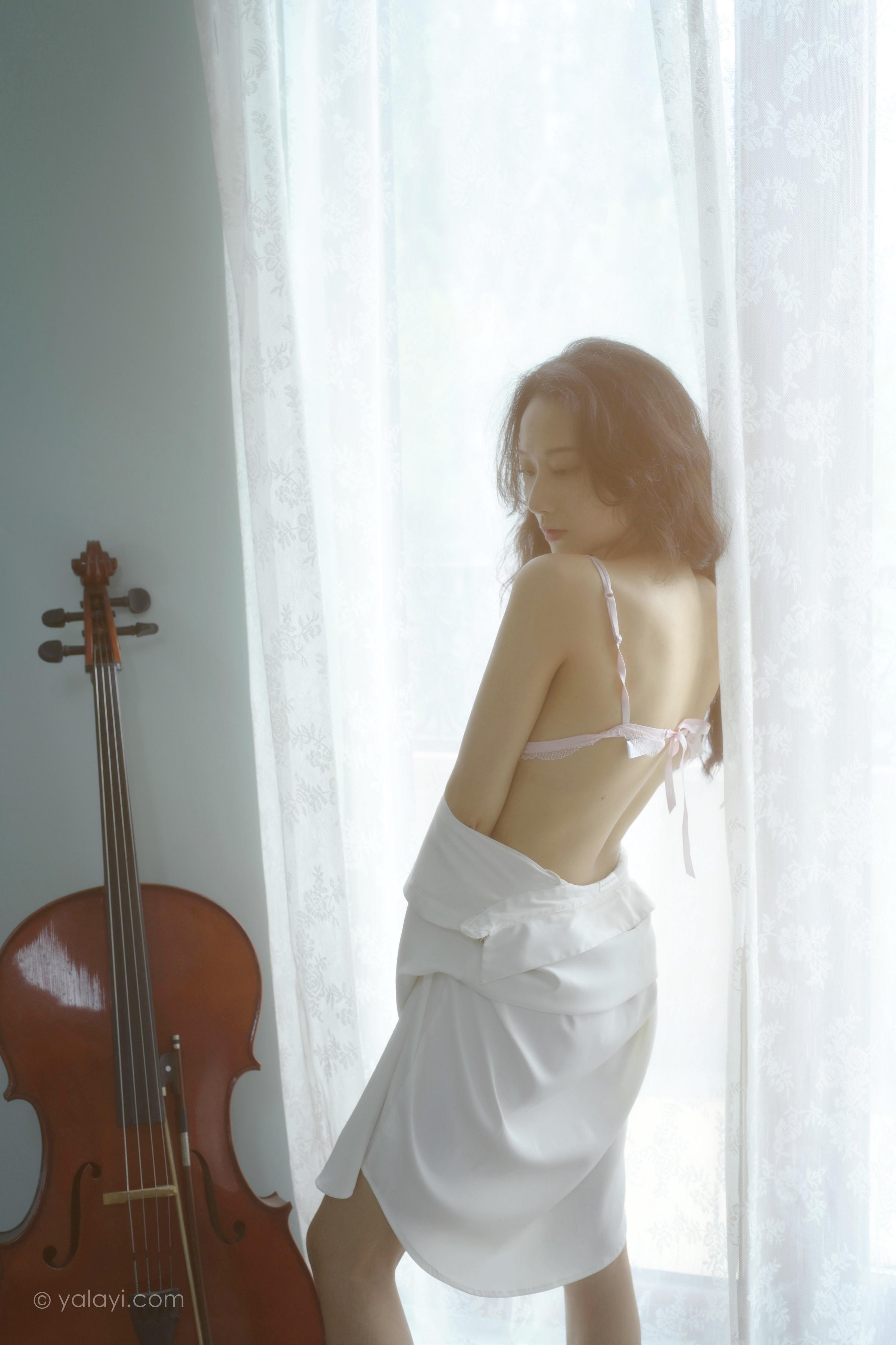 [YALAYI雅拉伊]2022.08.12 清晨的景色 何嘉颖 白色衬衫加粉色蕾丝内衣性感私房写真集第4张