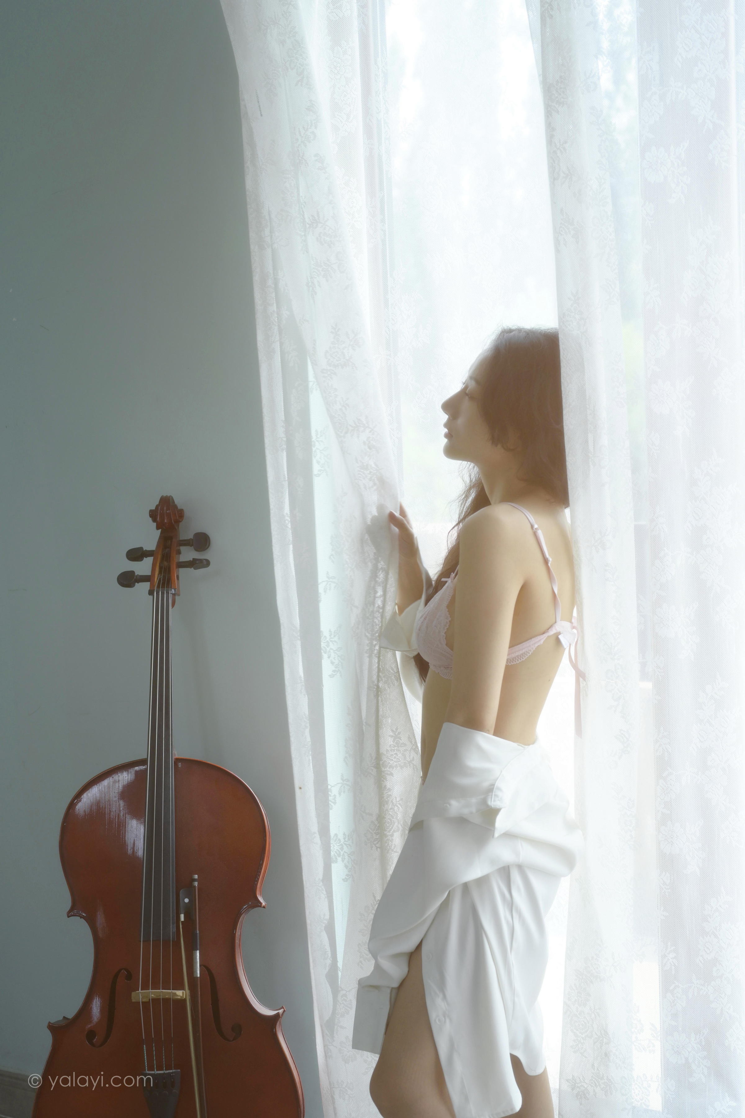 [YALAYI雅拉伊]2022.08.12 清晨的景色 何嘉颖 白色衬衫加粉色蕾丝内衣性感私房写真集第4张