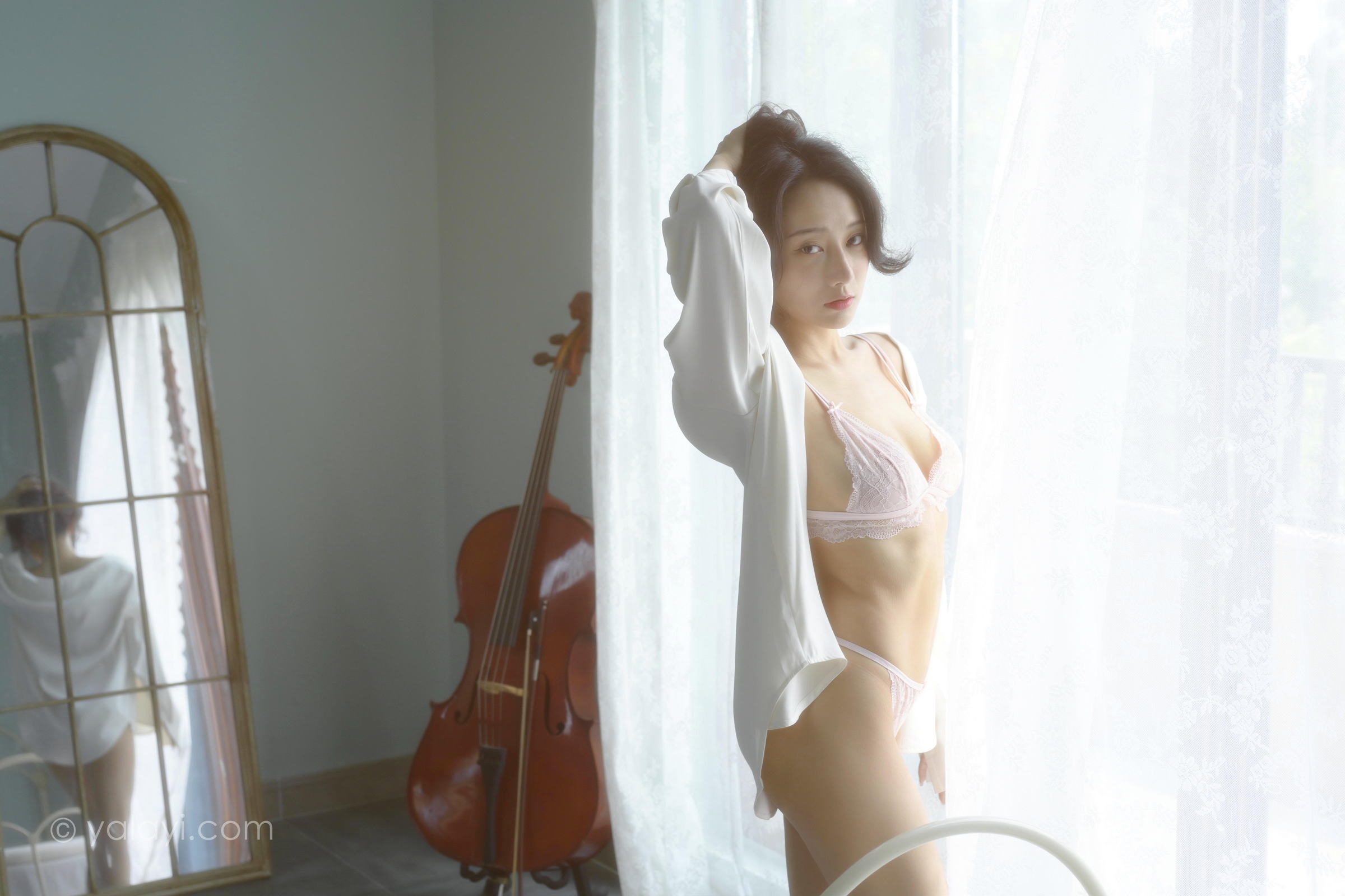 [YALAYI雅拉伊]2022.08.12 清晨的景色 何嘉颖 白色衬衫加粉色蕾丝内衣性感私房写真集第6张