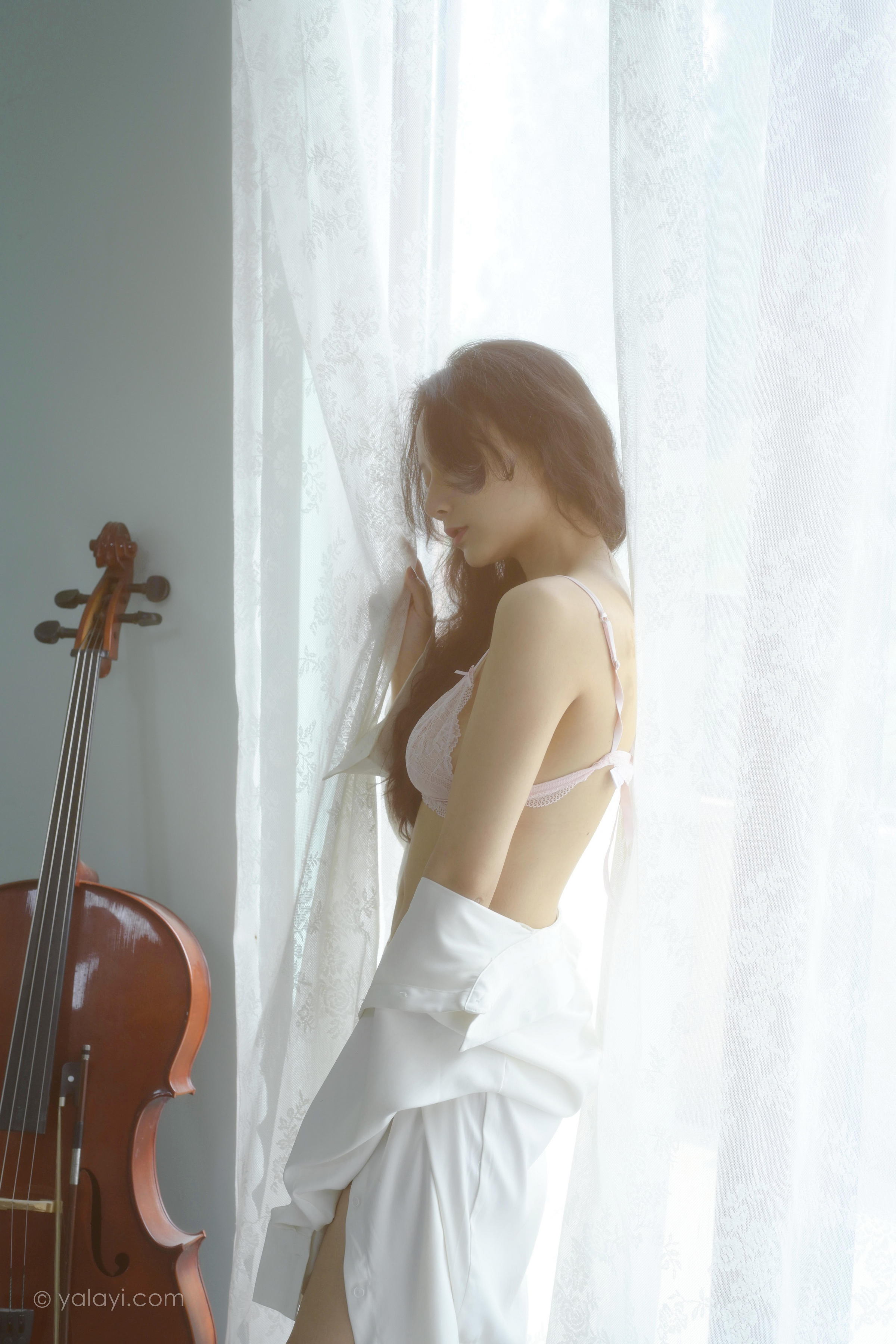[YALAYI雅拉伊]2022.08.12 清晨的景色 何嘉颖 白色衬衫加粉色蕾丝内衣性感私房写真集第3张