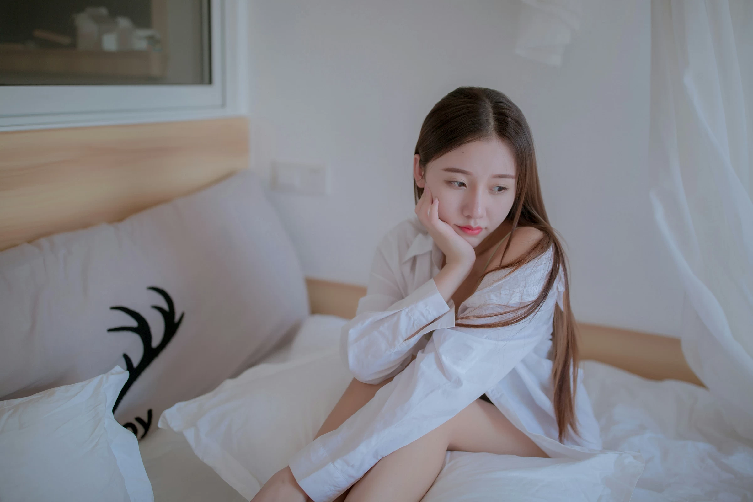 [YALAYI雅拉伊]NO.725 《空房》 秦语 白色衬衫居家性感写真集第3张