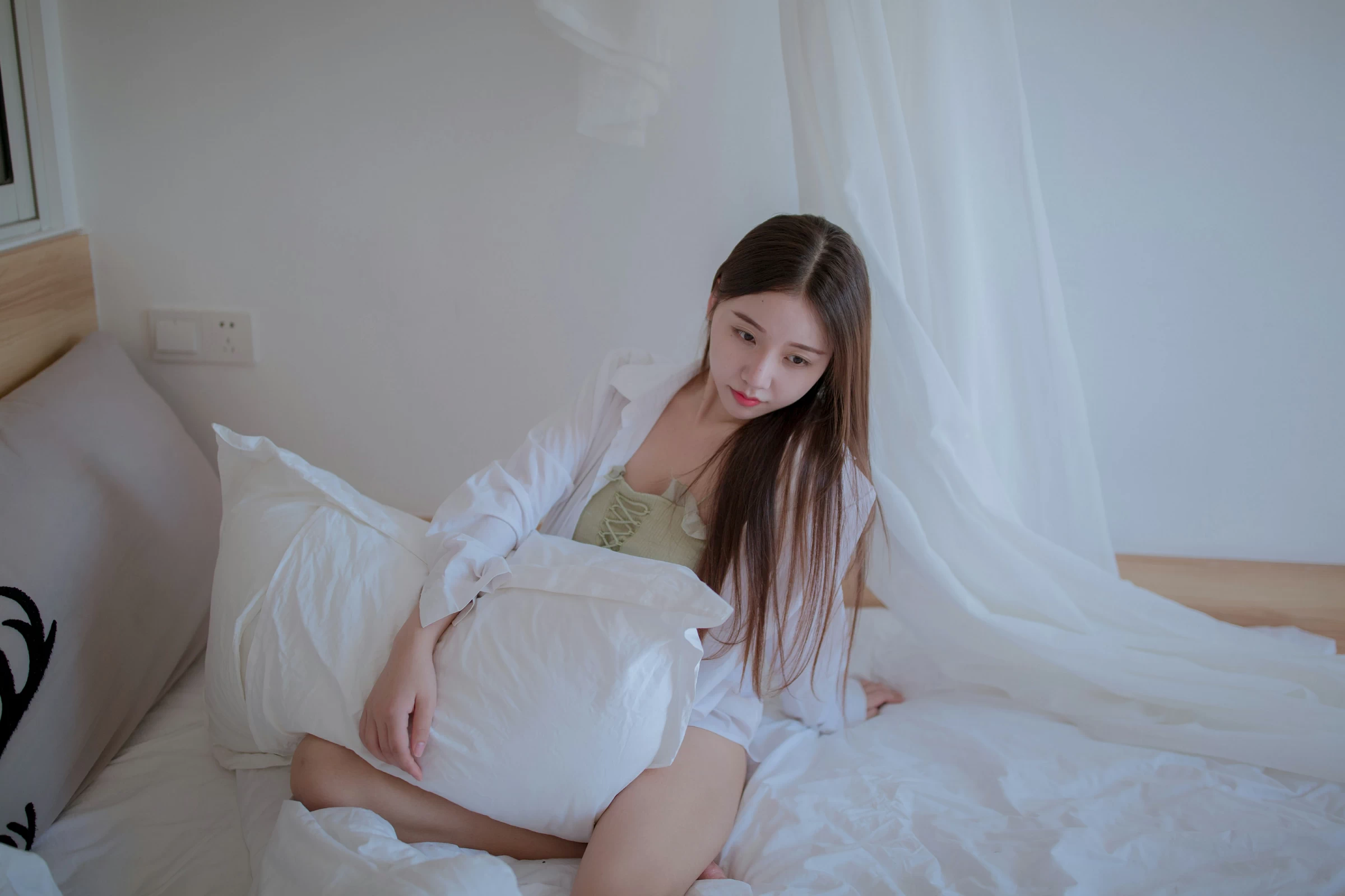 [YALAYI雅拉伊]NO.725 《空房》 秦语 白色衬衫居家性感写真集第2张