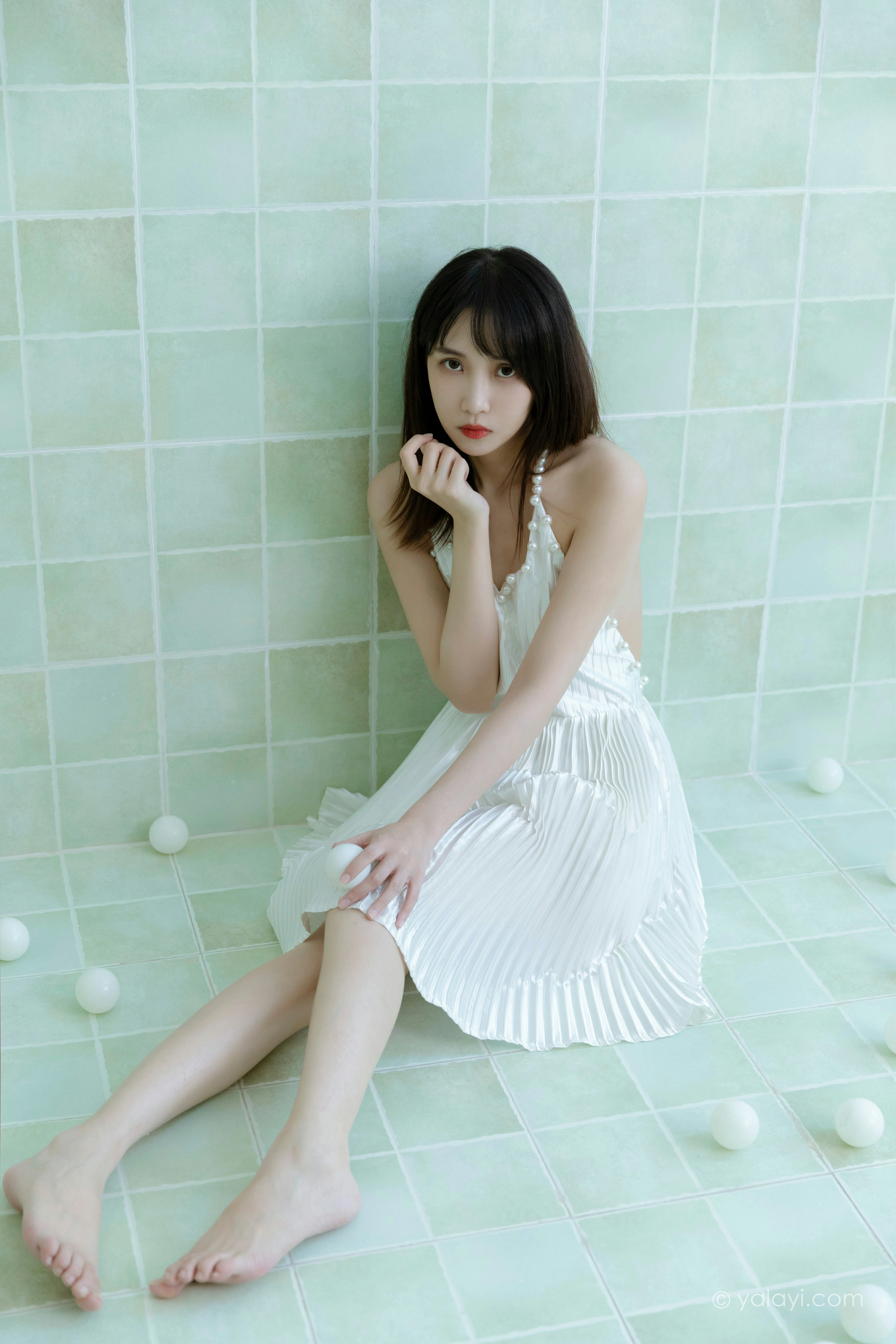 [YALAYI雅拉伊]NO.818 窗内窗外 妍妍 白色吊带裸背连衣裙性感写真集第2张