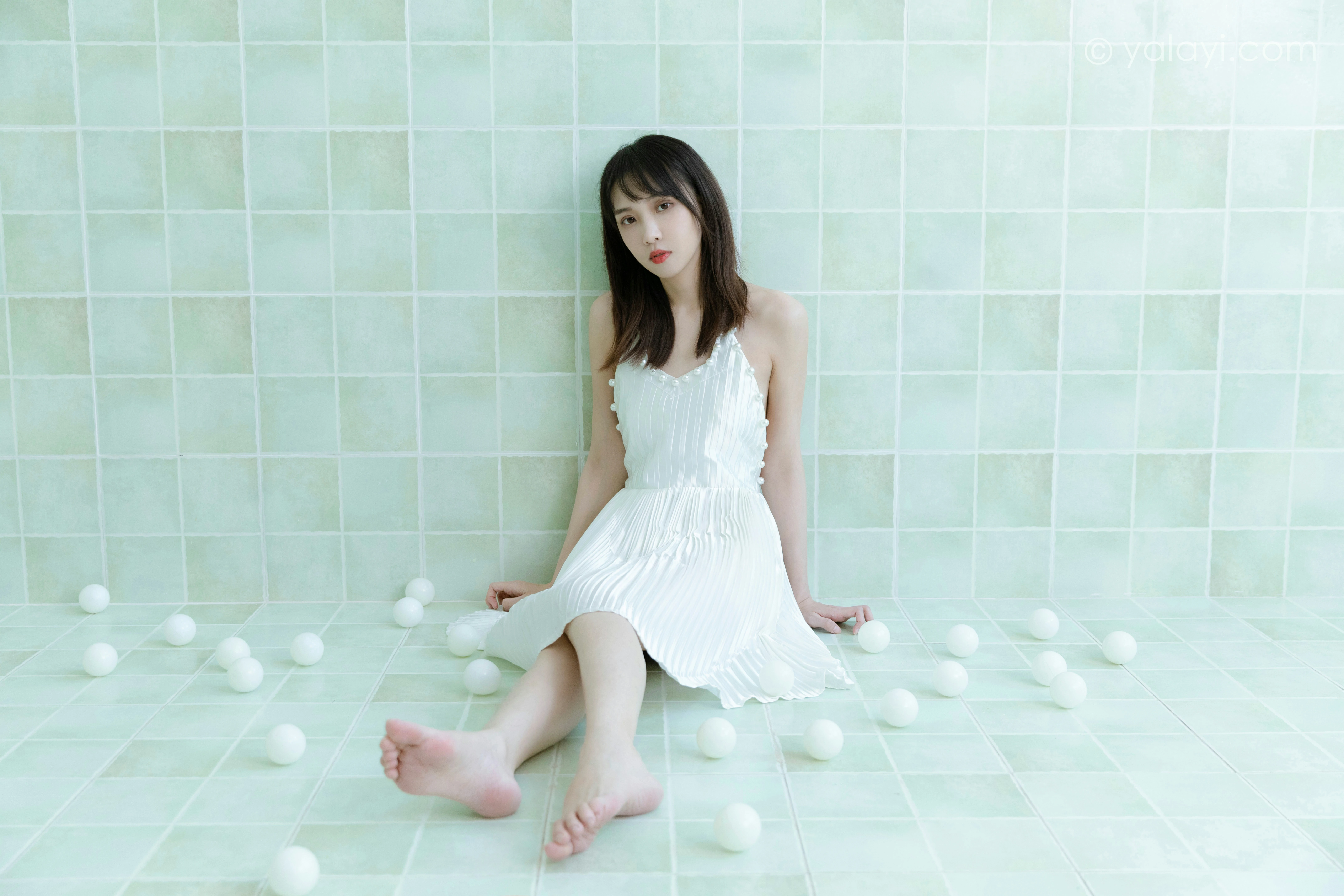 [YALAYI雅拉伊]NO.818 窗内窗外 妍妍 白色吊带裸背连衣裙性感写真集第1张